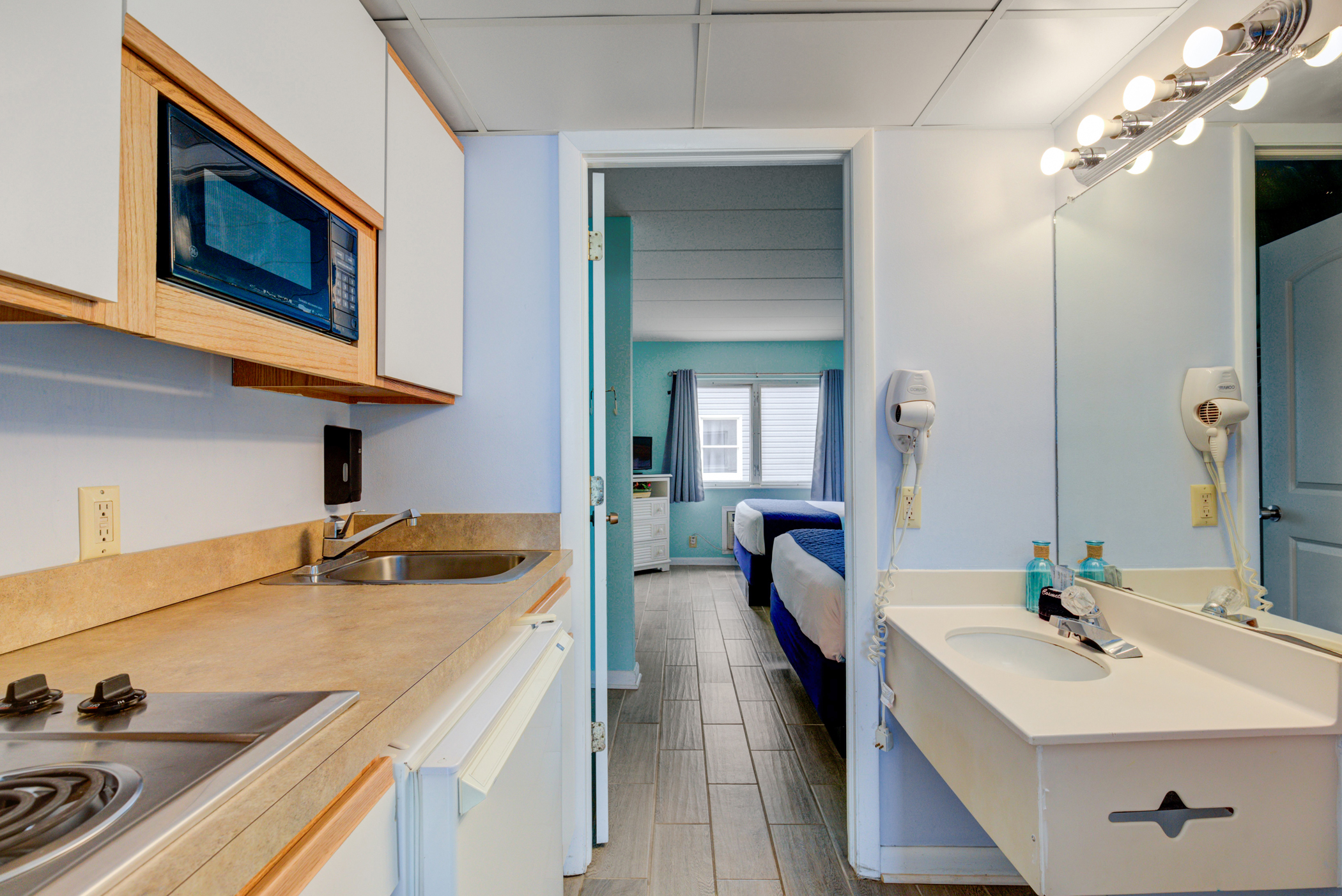 Room 203- Suite room with 2 queen beds & sofa bed | Ocean 7 Motel