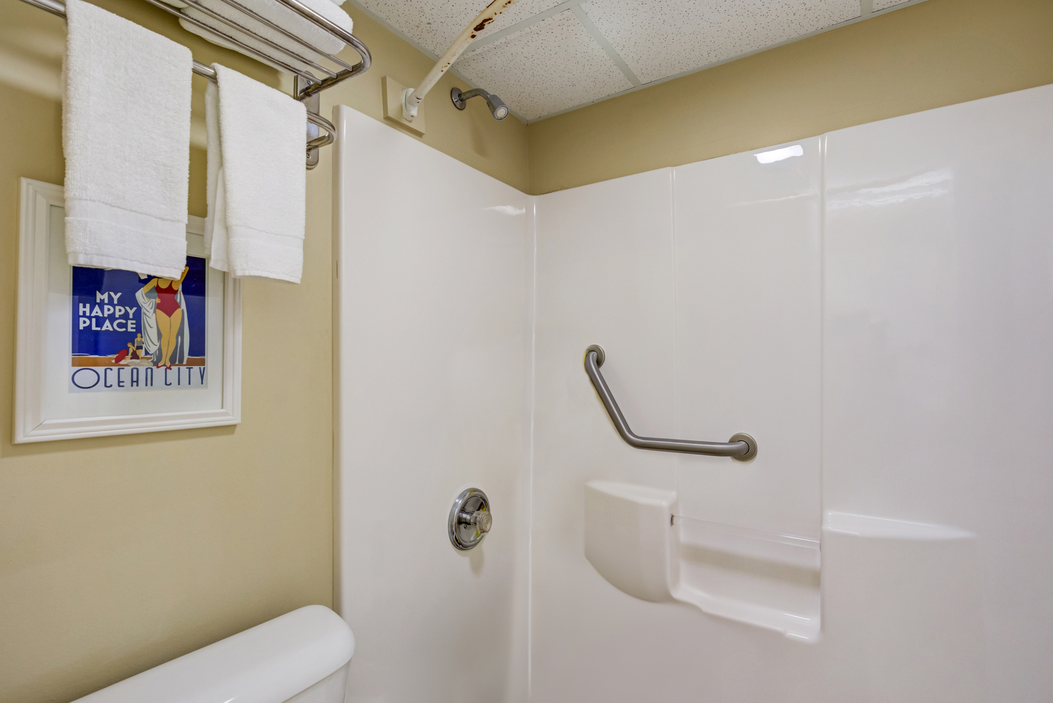 Room 411- Suite room with 2 queen beds & sofa bed | Ocean 7 Motel