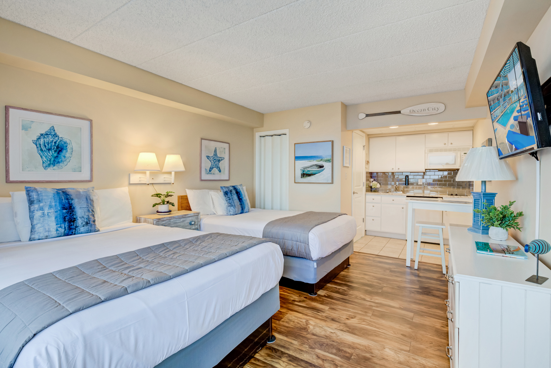 Room 418- Studio room with 1 queen & 1 double bed | Ocean 7 Motel