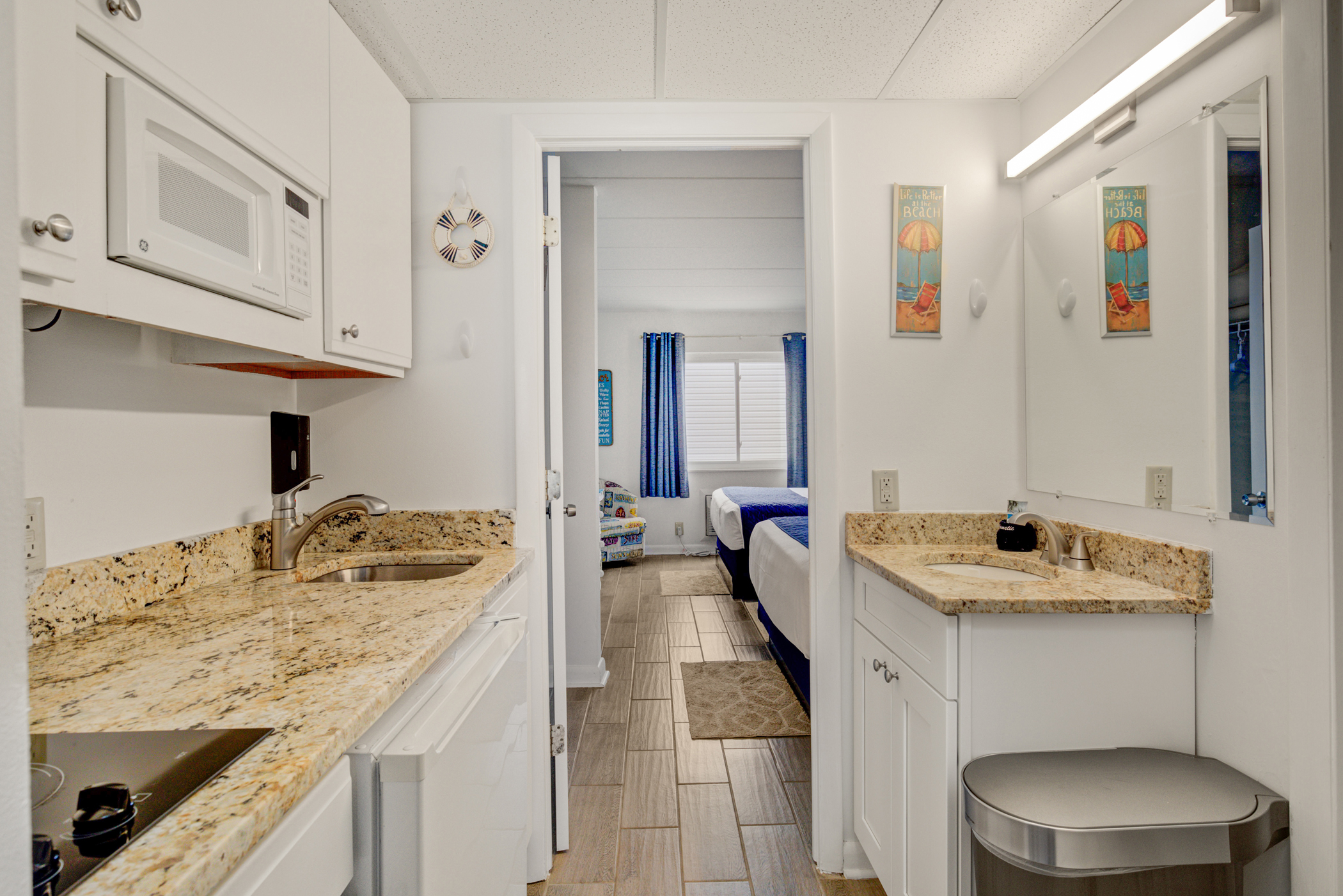 301- Suite room with 2 queen beds & sofa bed | Ocean 7 Motel