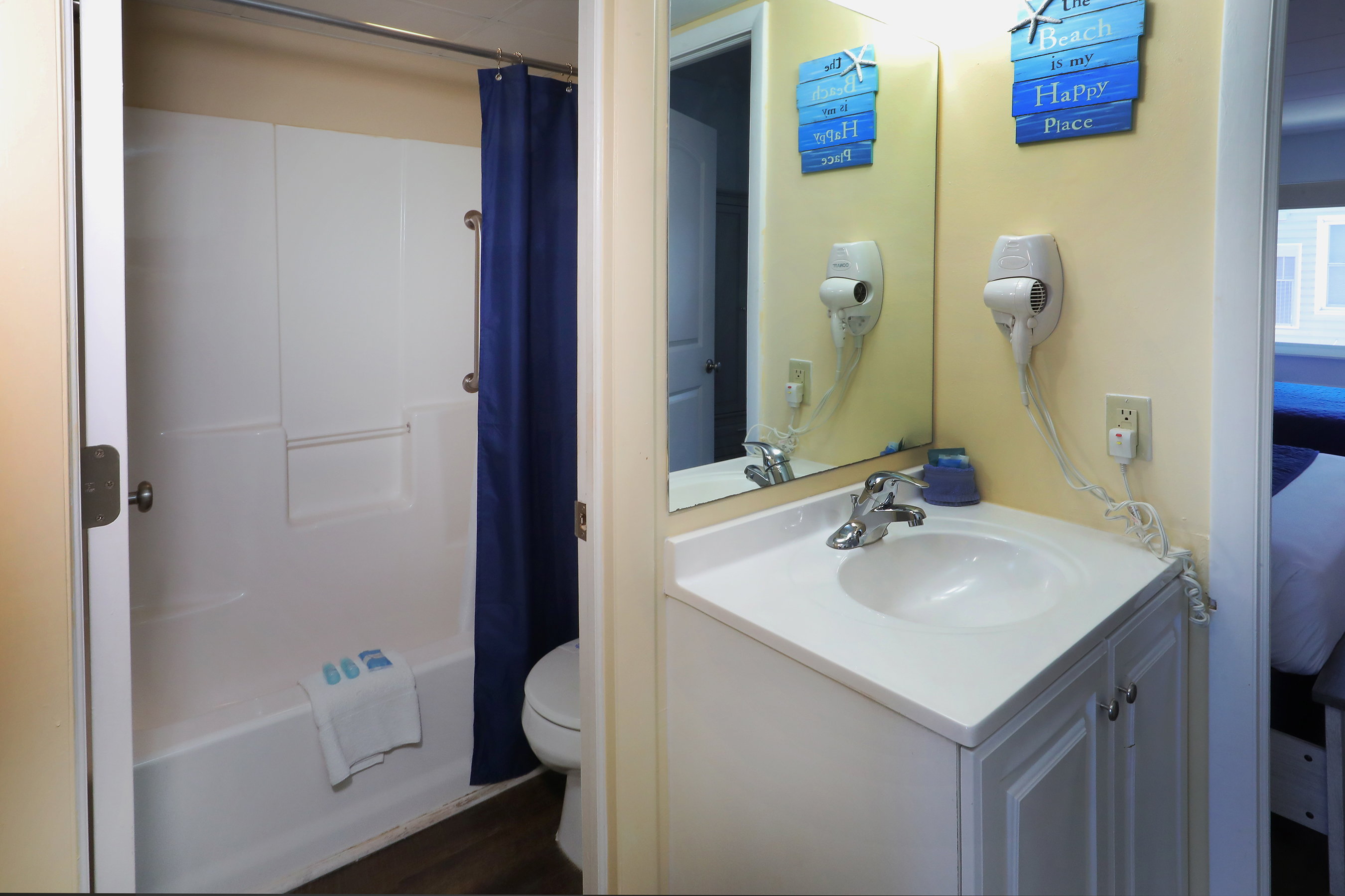 Room 310- Suite room with 2 queen beds & sofa bed | Ocean 7 Motel