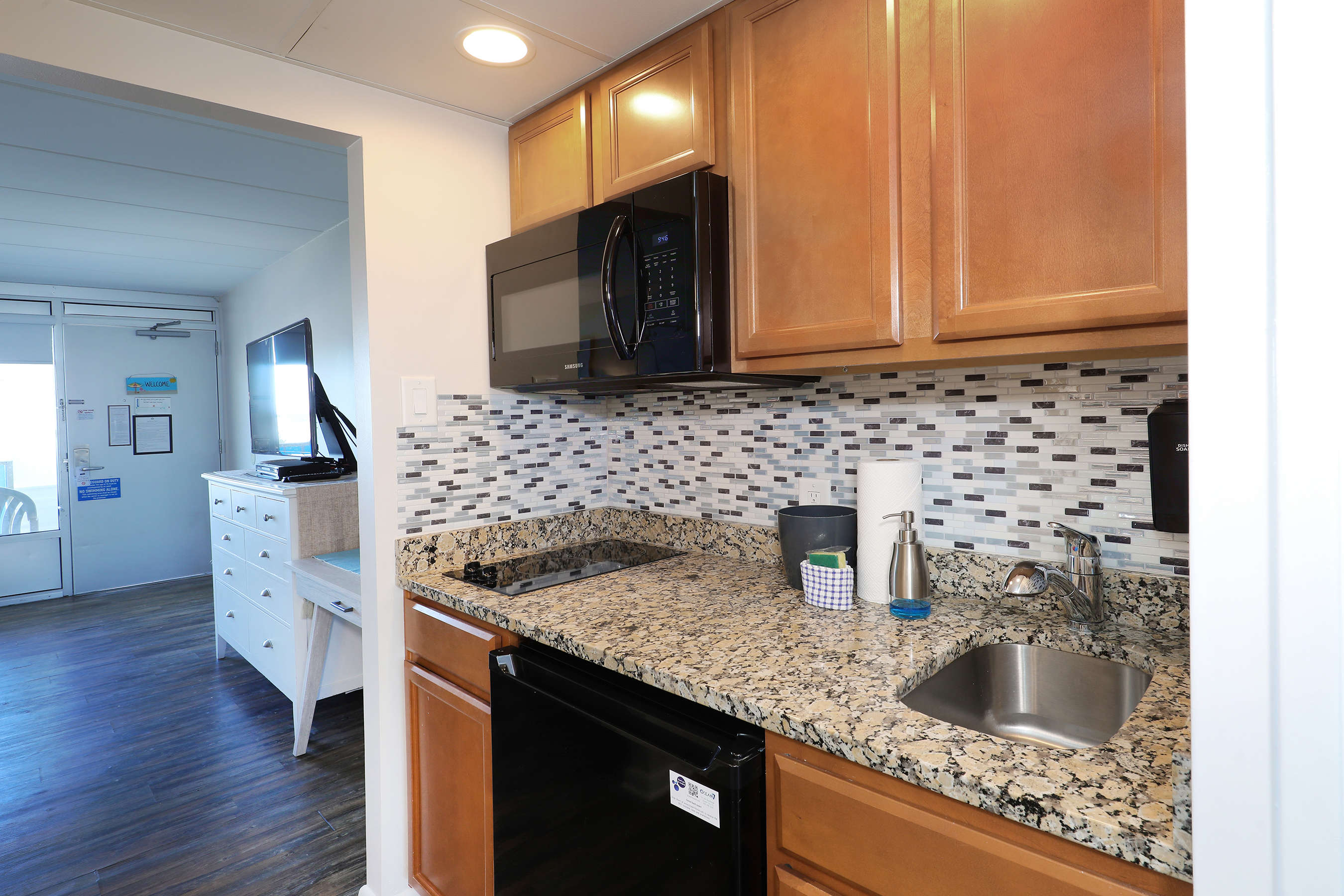 Room 401- Suite room with 2 queen beds & sofa bed | Ocean 7 Motel