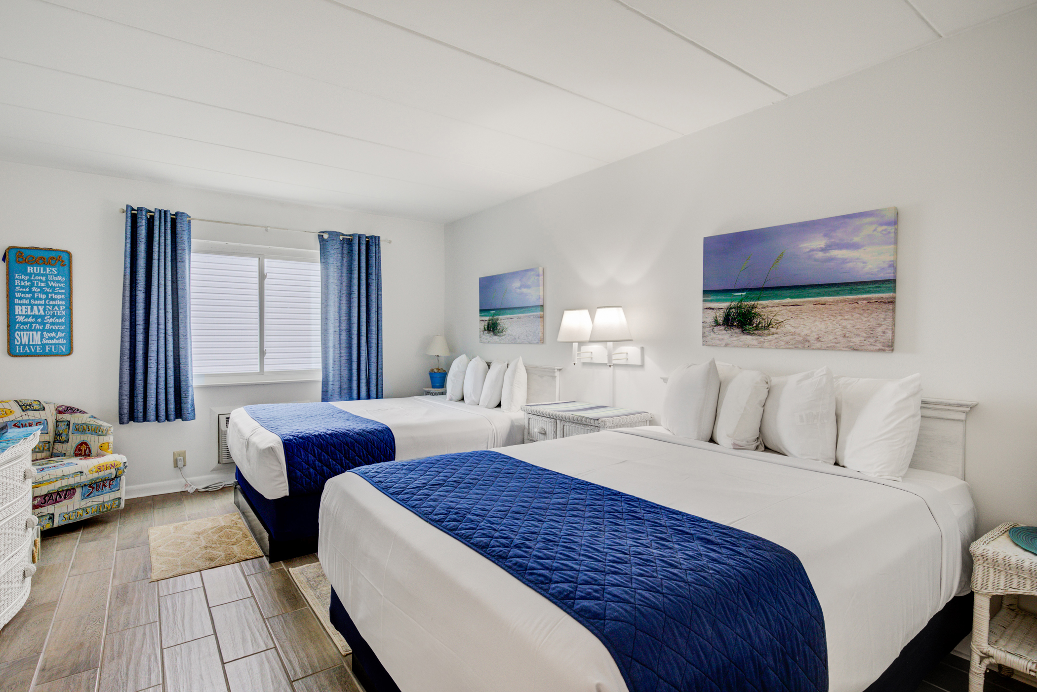 301- Suite room with 2 queen beds & sofa bed | Ocean 7 Motel