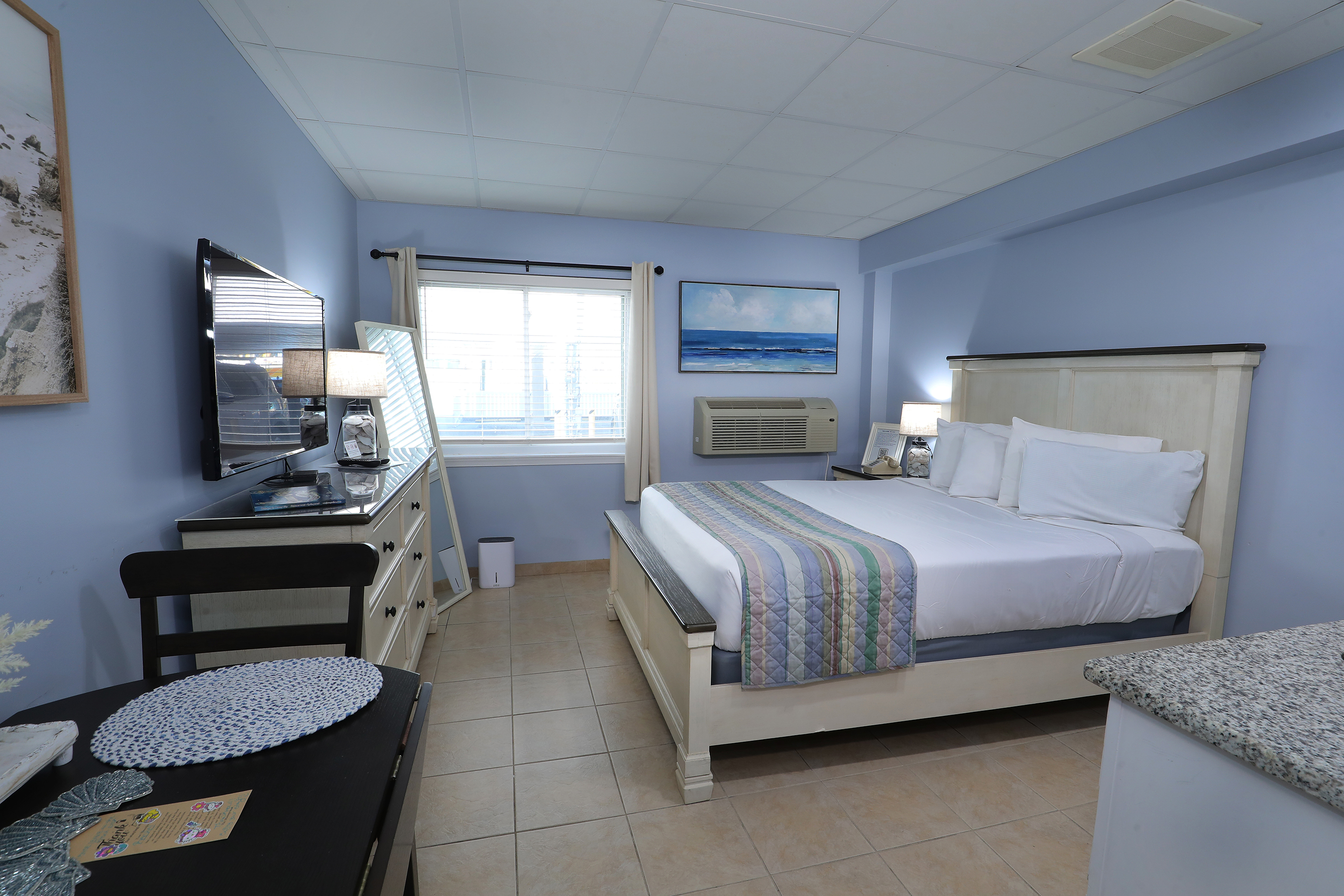 Room 103- Studio room with 1 queen bed | Ocean 7 Motel