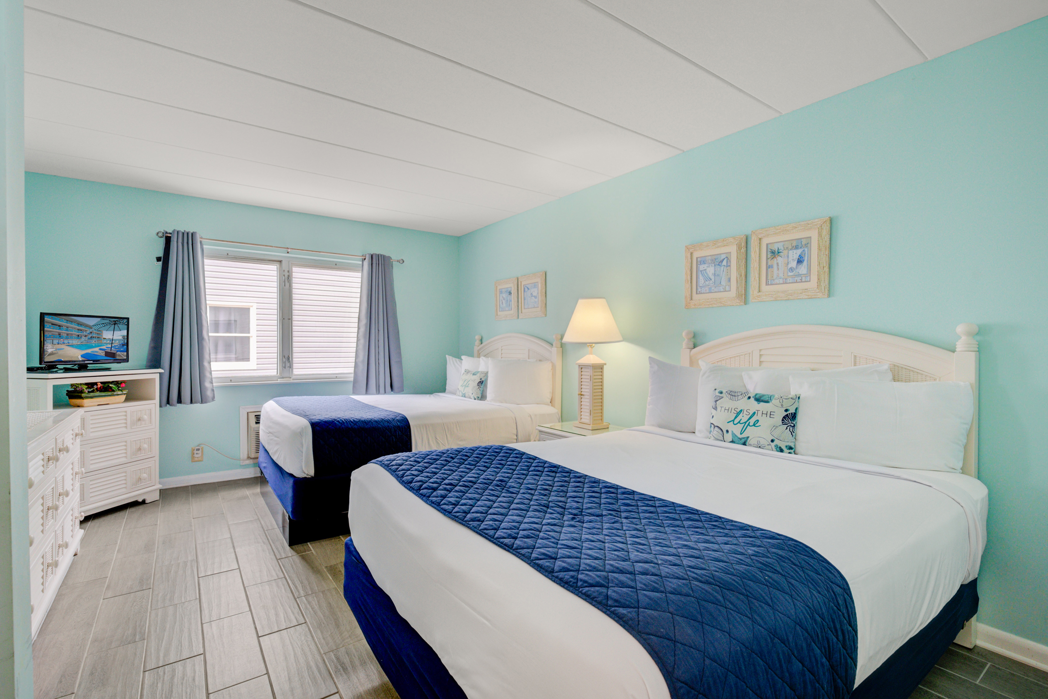 Room 203- Suite room with 2 queen beds & sofa bed | Ocean 7 Motel