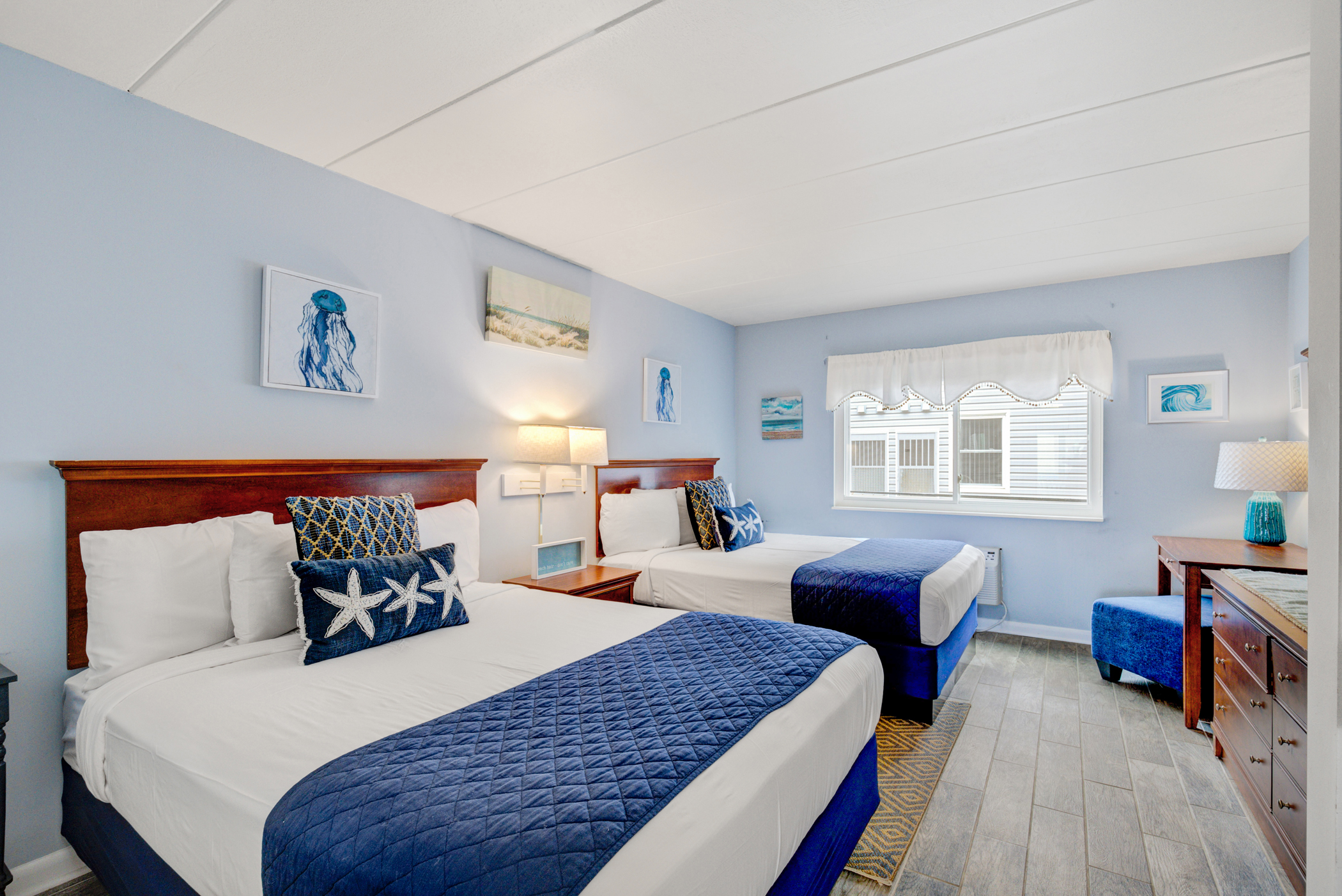 Room 210- Suite room with 2 queen beds & sofa bed | Ocean 7 Motel