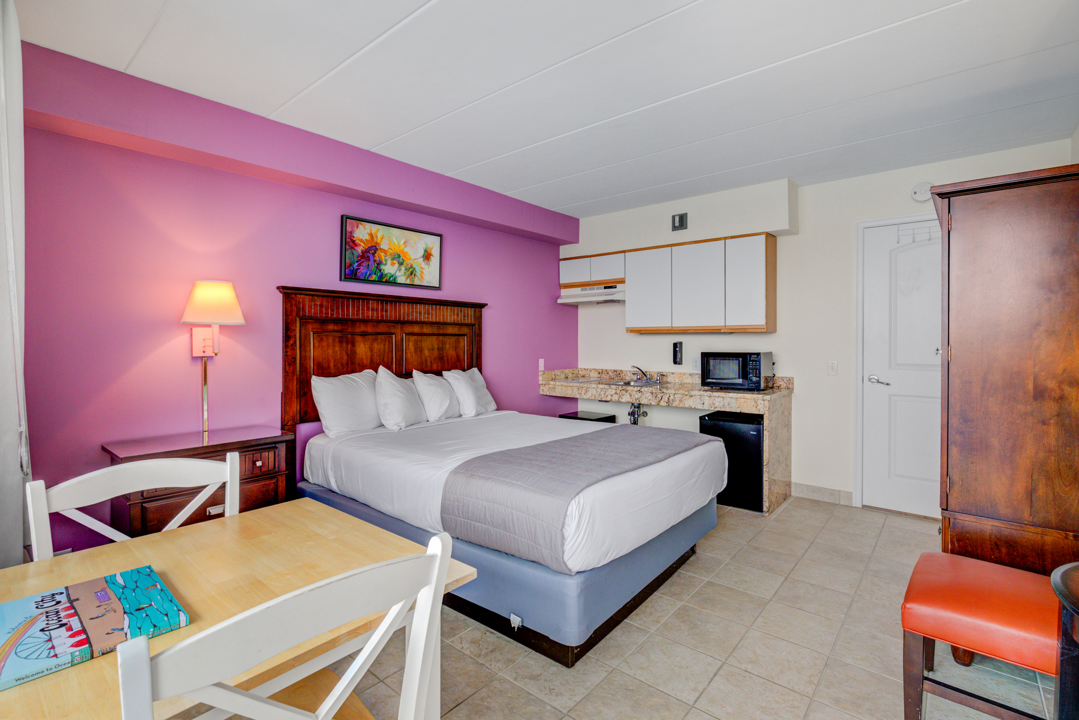 Room 219- Studio room with 1 queen- ADA | Ocean 7 Motel