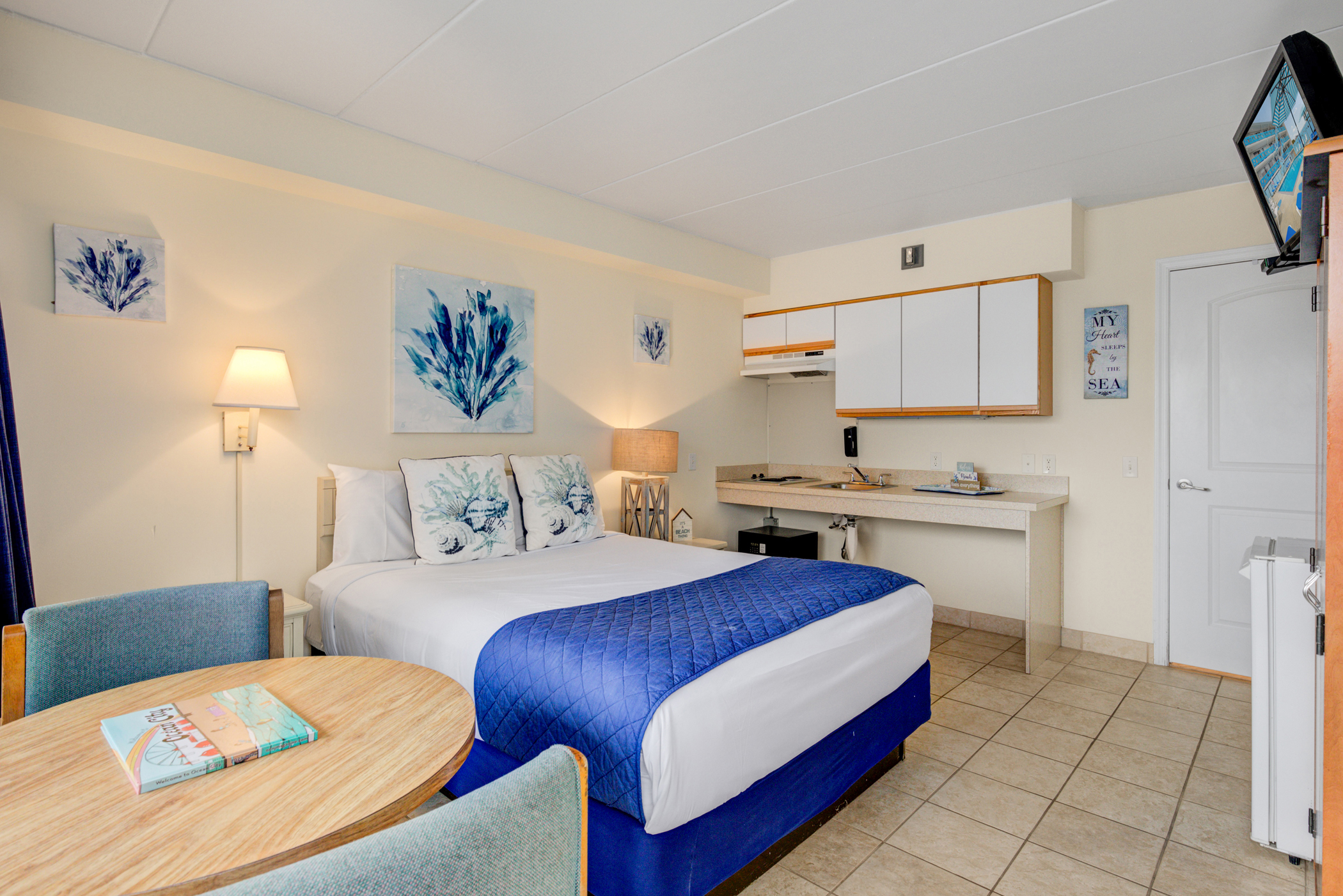 Room 223- Studio room with 1 queen- ADA | Ocean 7 Motel