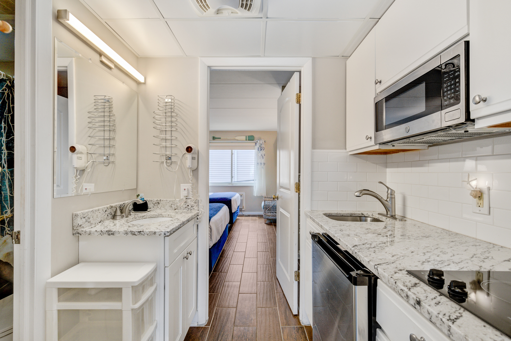 Room 204- Suite room with 2 queen beds & sofa bed | Ocean 7 Motel