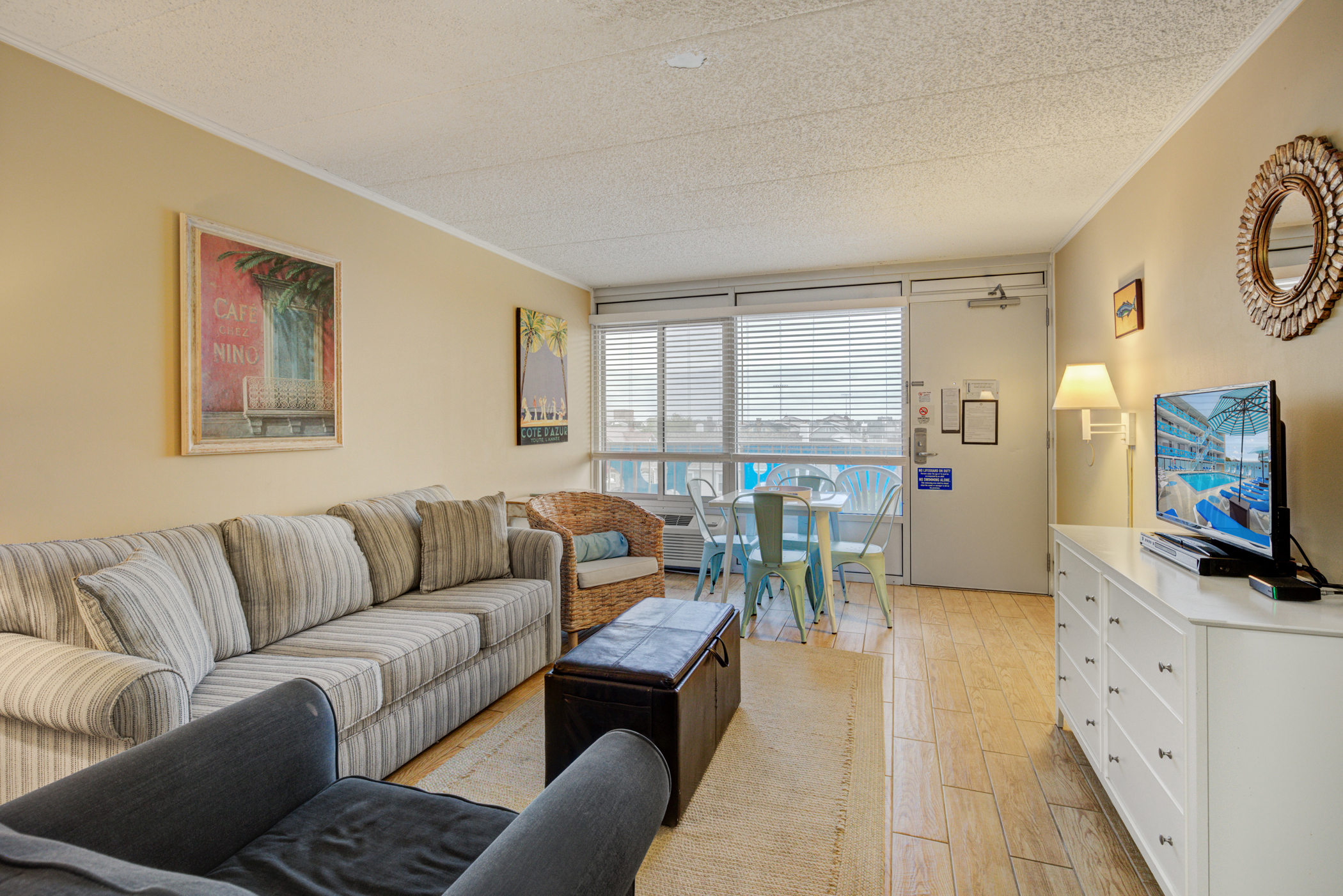 Room 411- Suite room with 2 queen beds & sofa bed | Ocean 7 Motel