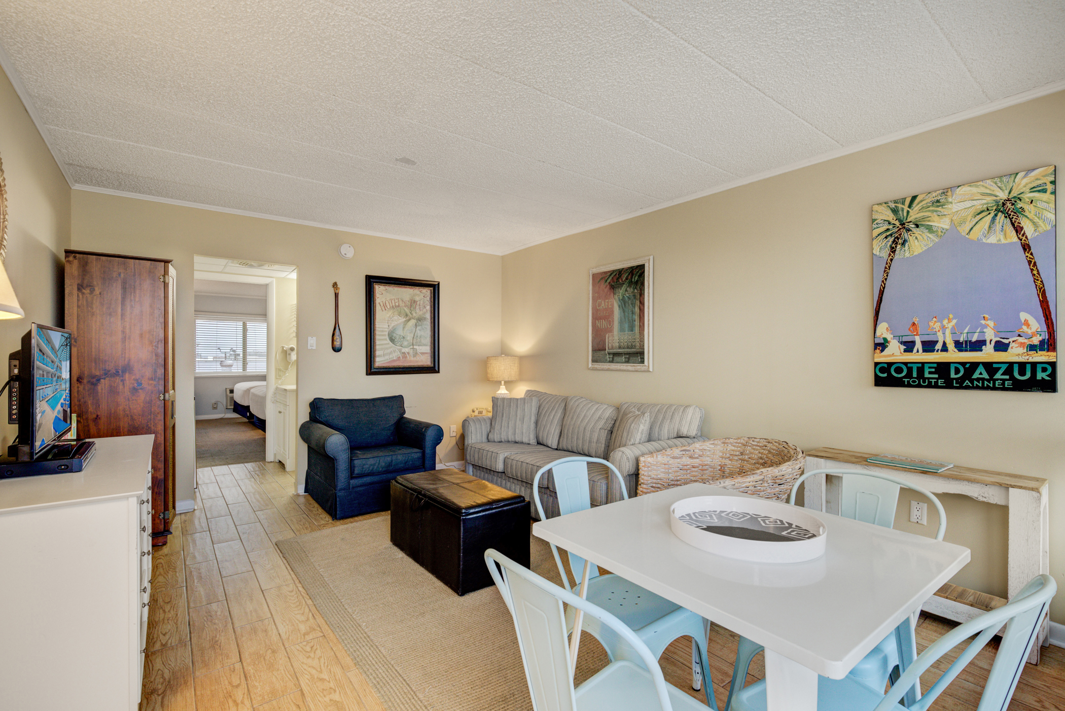 Room 411- Suite room with 2 queen beds & sofa bed | Ocean 7 Motel