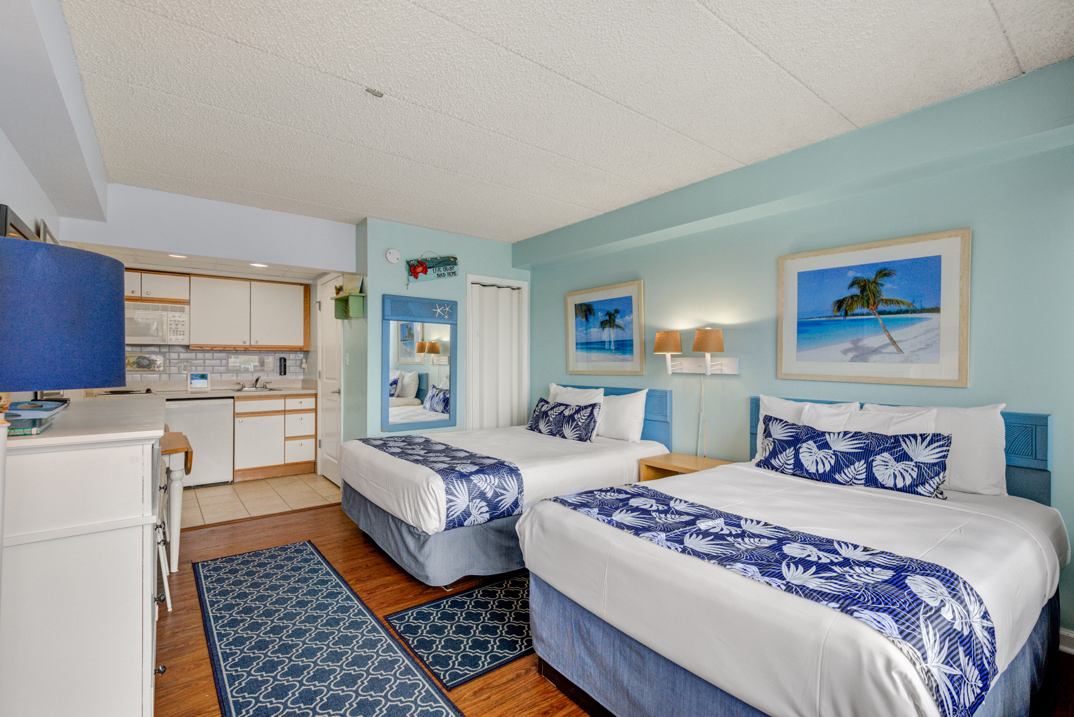 Room 221- Studio room with 1 queen & 1 double bed | Ocean 7 Motel