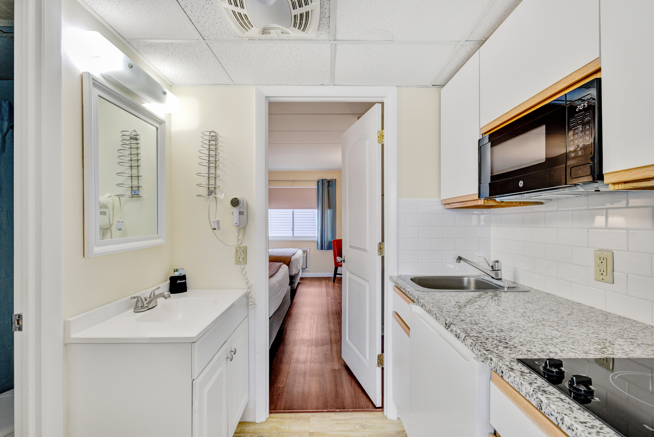 Room 206- Suite room with 2 queen beds & sofa bed | Ocean 7 Motel