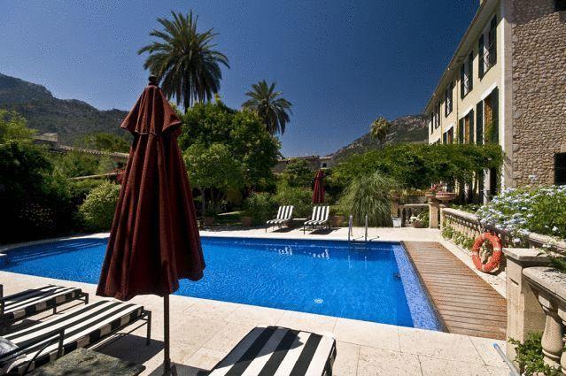 Clear blue skies and mountains viewed from the Salvia Pool