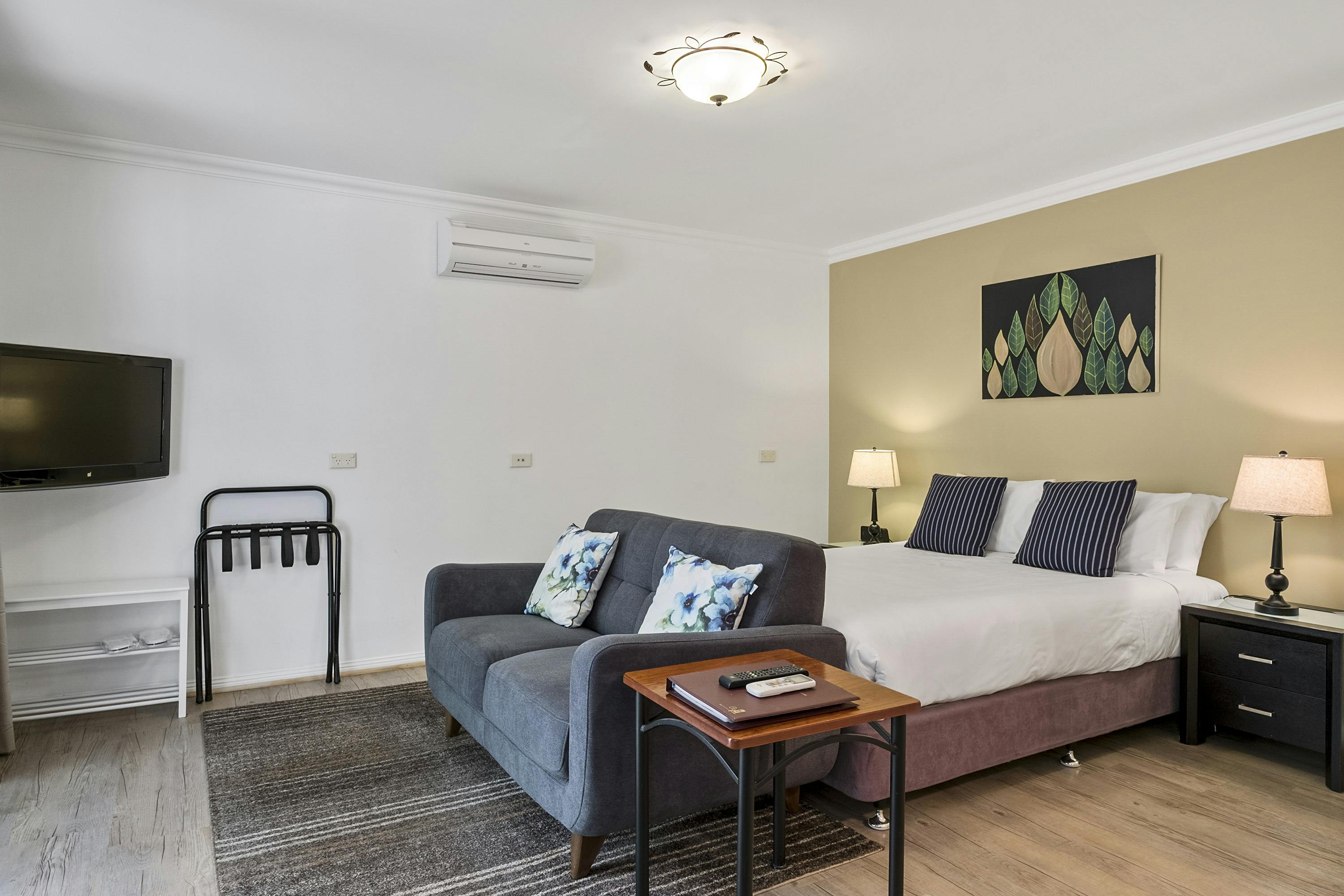 Studio Apartment With Queen Bed Oyster Cove Chalet