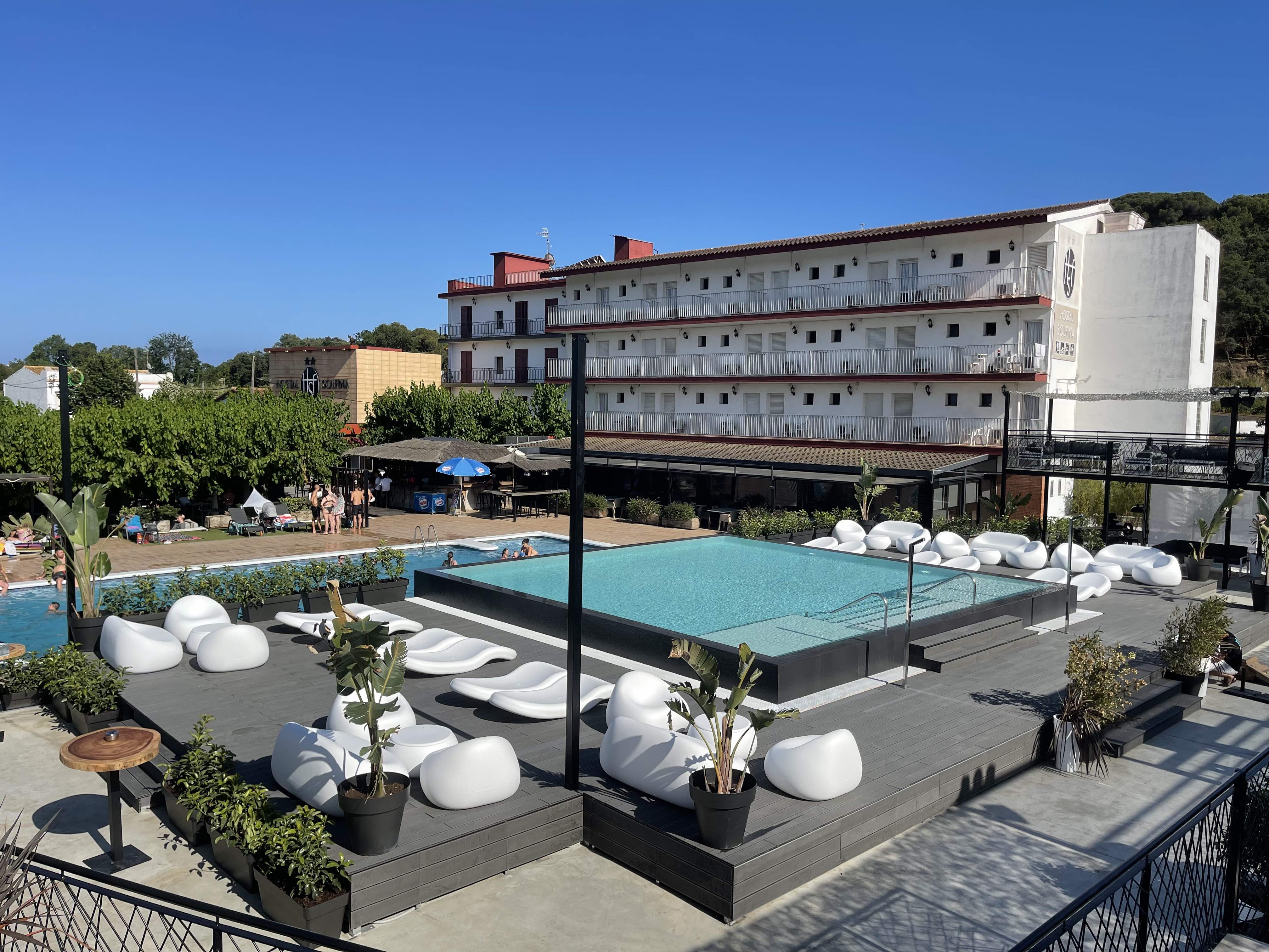 Nuestro Pool Club para disfrutar cualquier día de un buen cóctel.