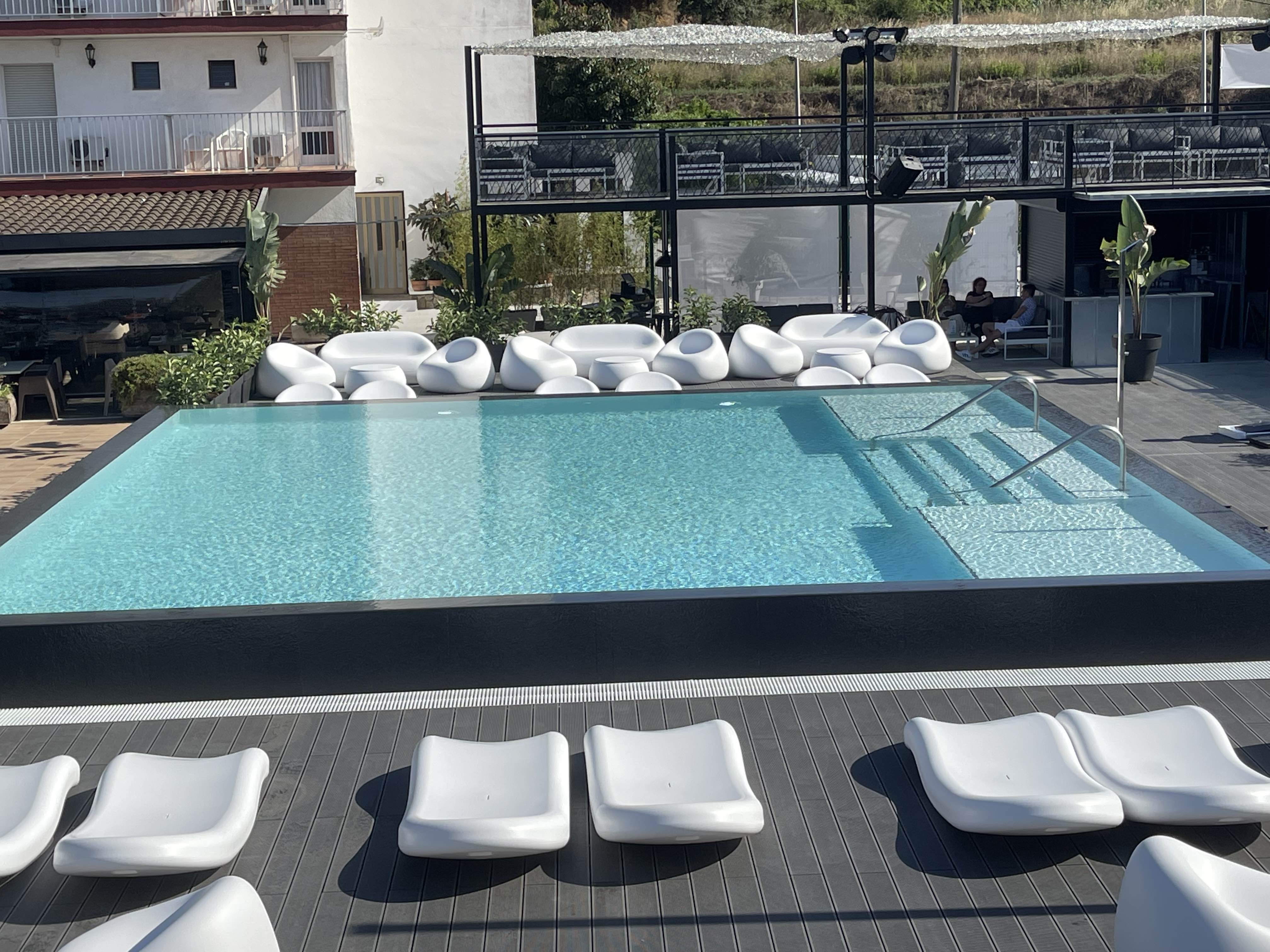 Piscina de agua salada para desconectar del calor del verano.