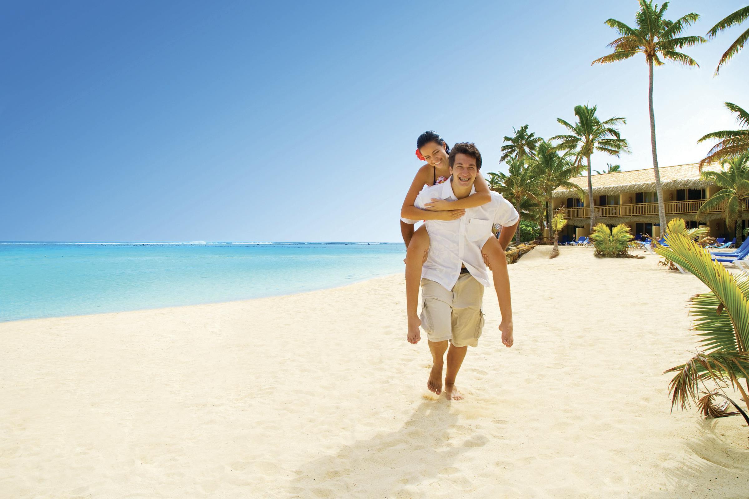 Tourist holiday. Мальдивы люди. Счастливая девушка на Мальдивах. Счастливая пара на пляже. Мальдивы мужчина и женщина.
