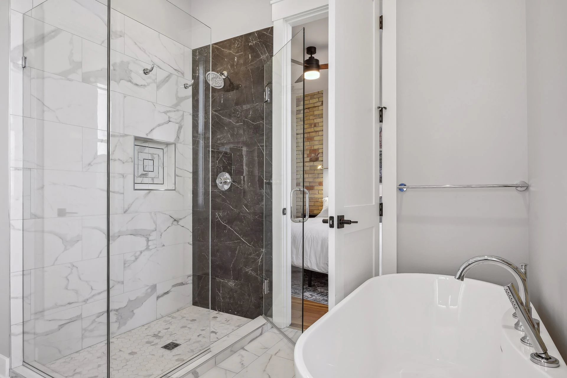 Hotel Excelsior - Suites on Water Street — gallery preview 2