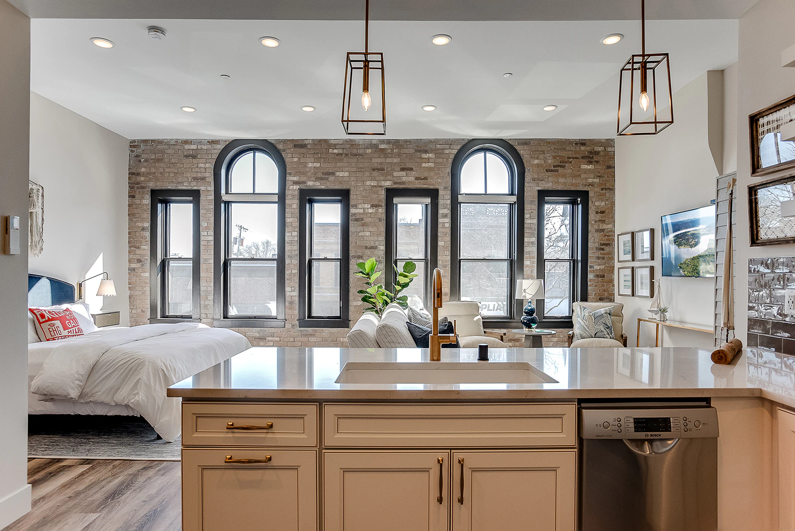 Hotel Excelsior - Suites on Water Street — gallery preview 1