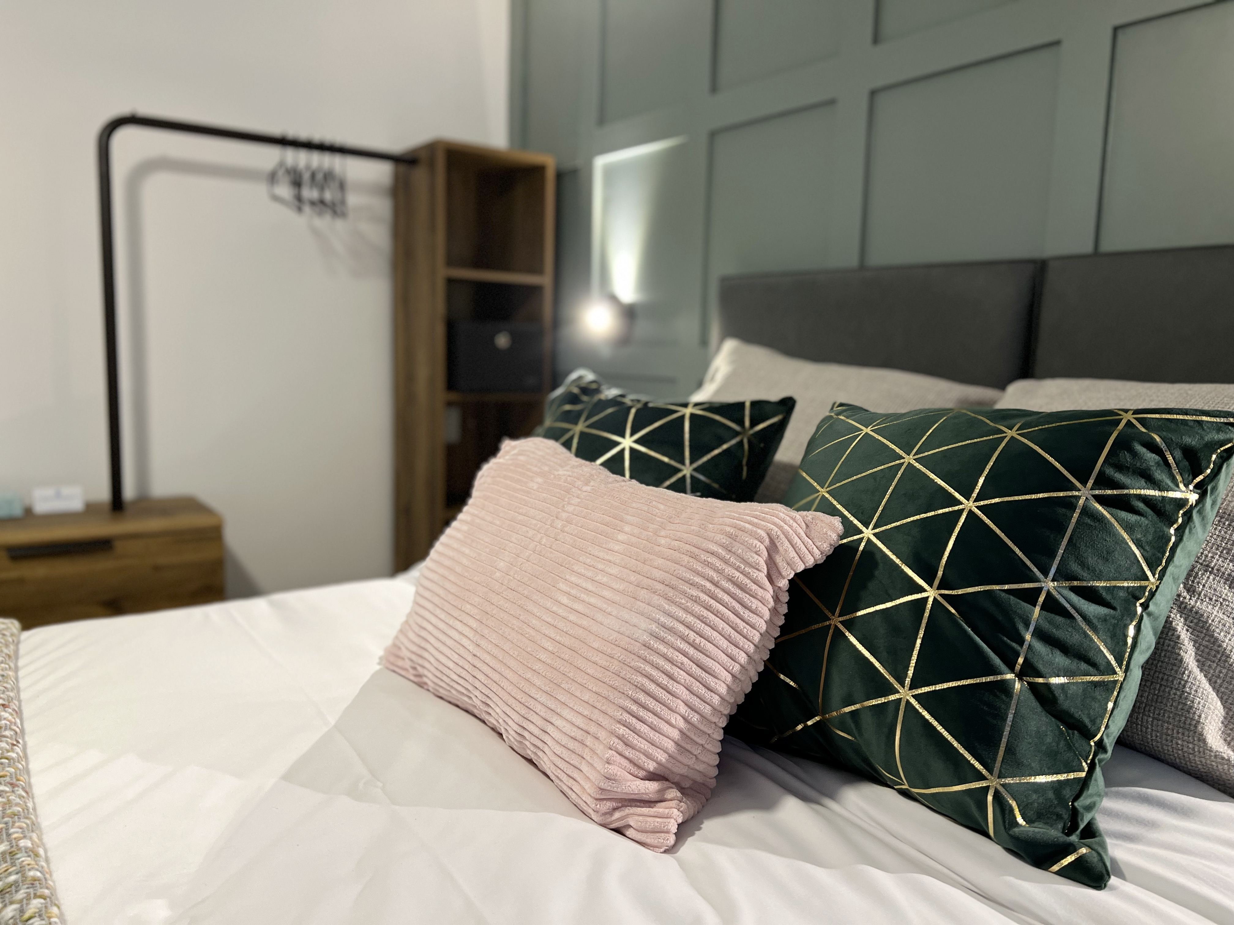 United Home B&B guest bedroom Victoria Peak Room