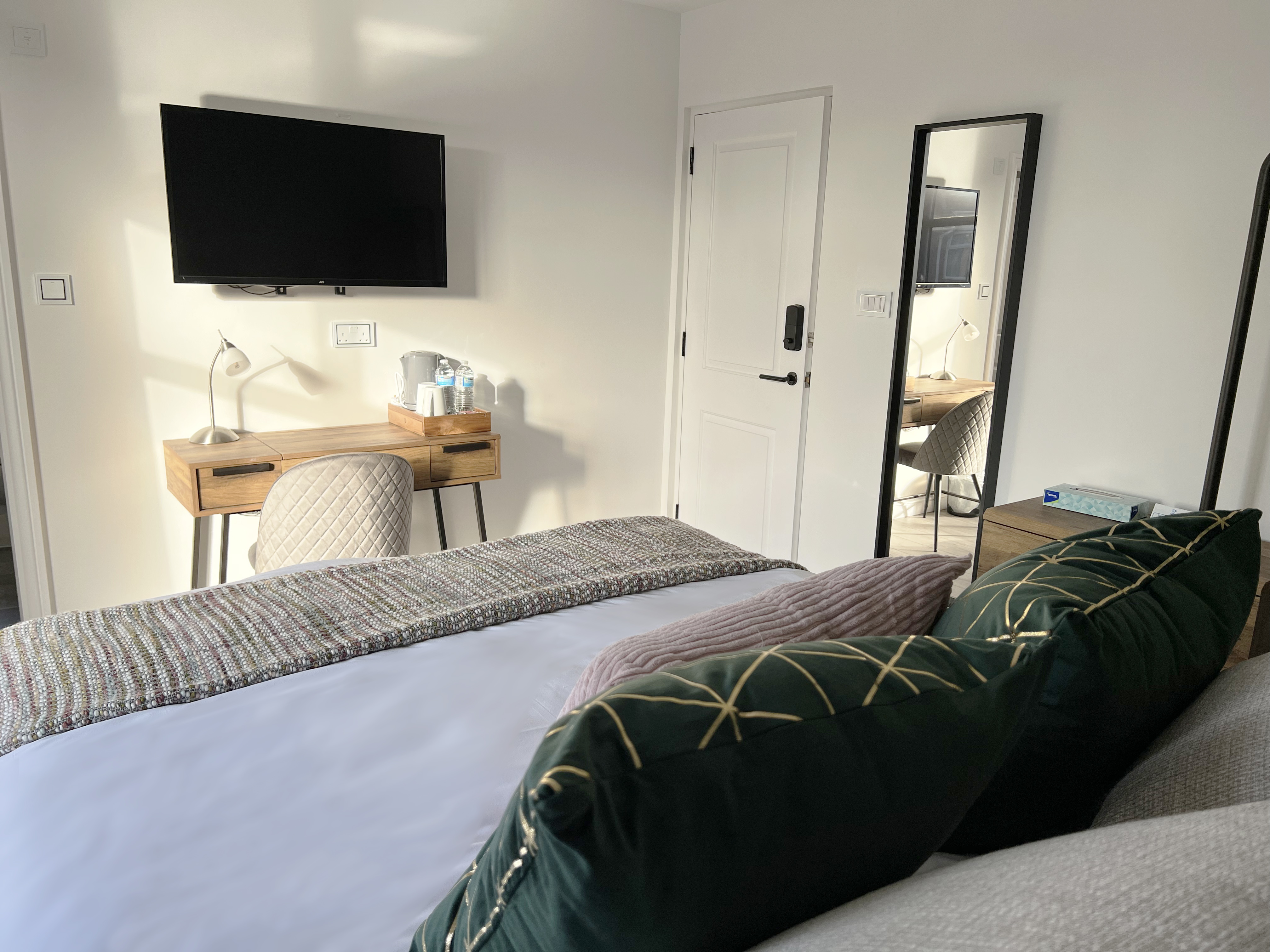 United Home B&B guest bedroom Victoria Peak Room