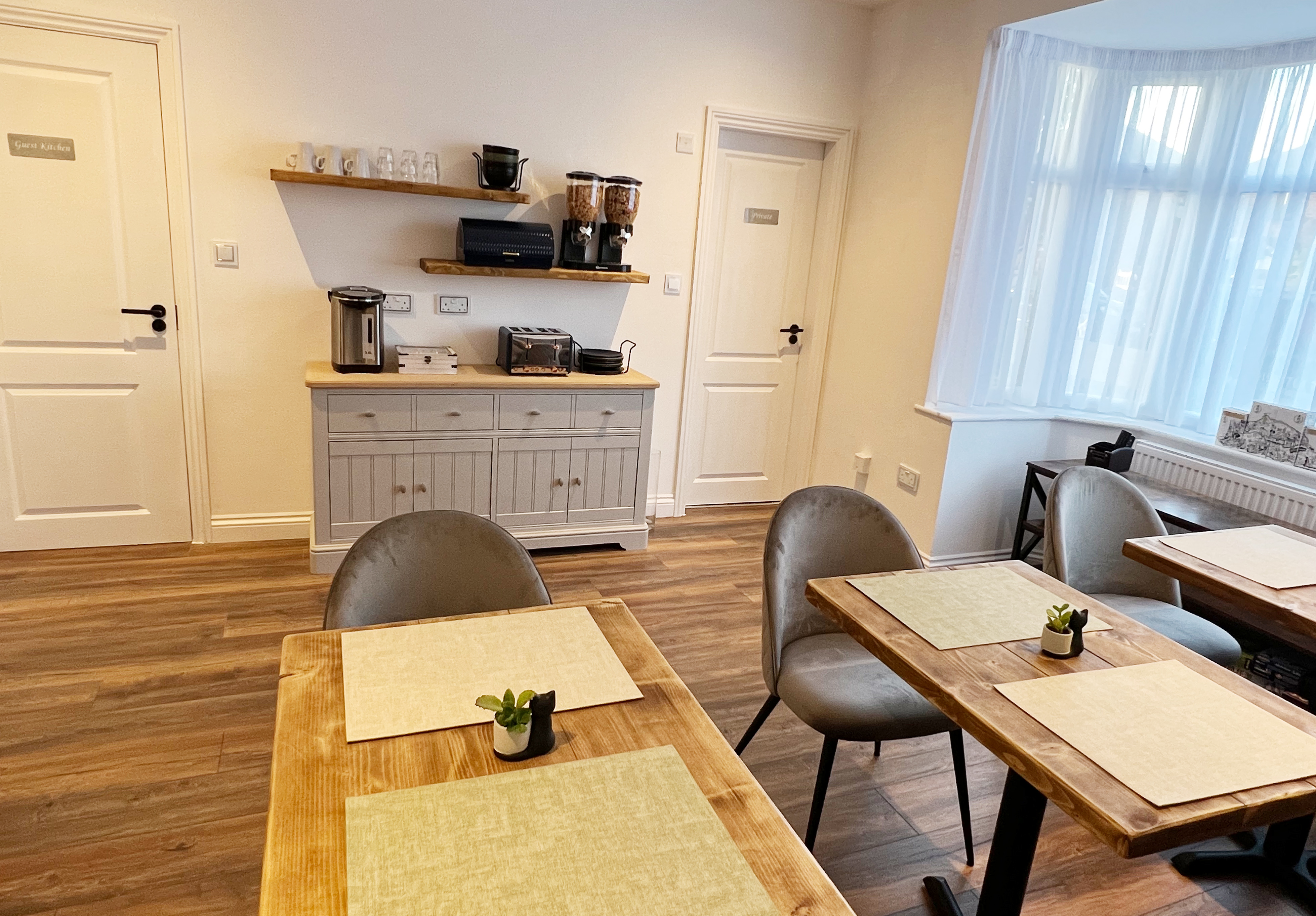 United Home B&B guest lounge breakfast room