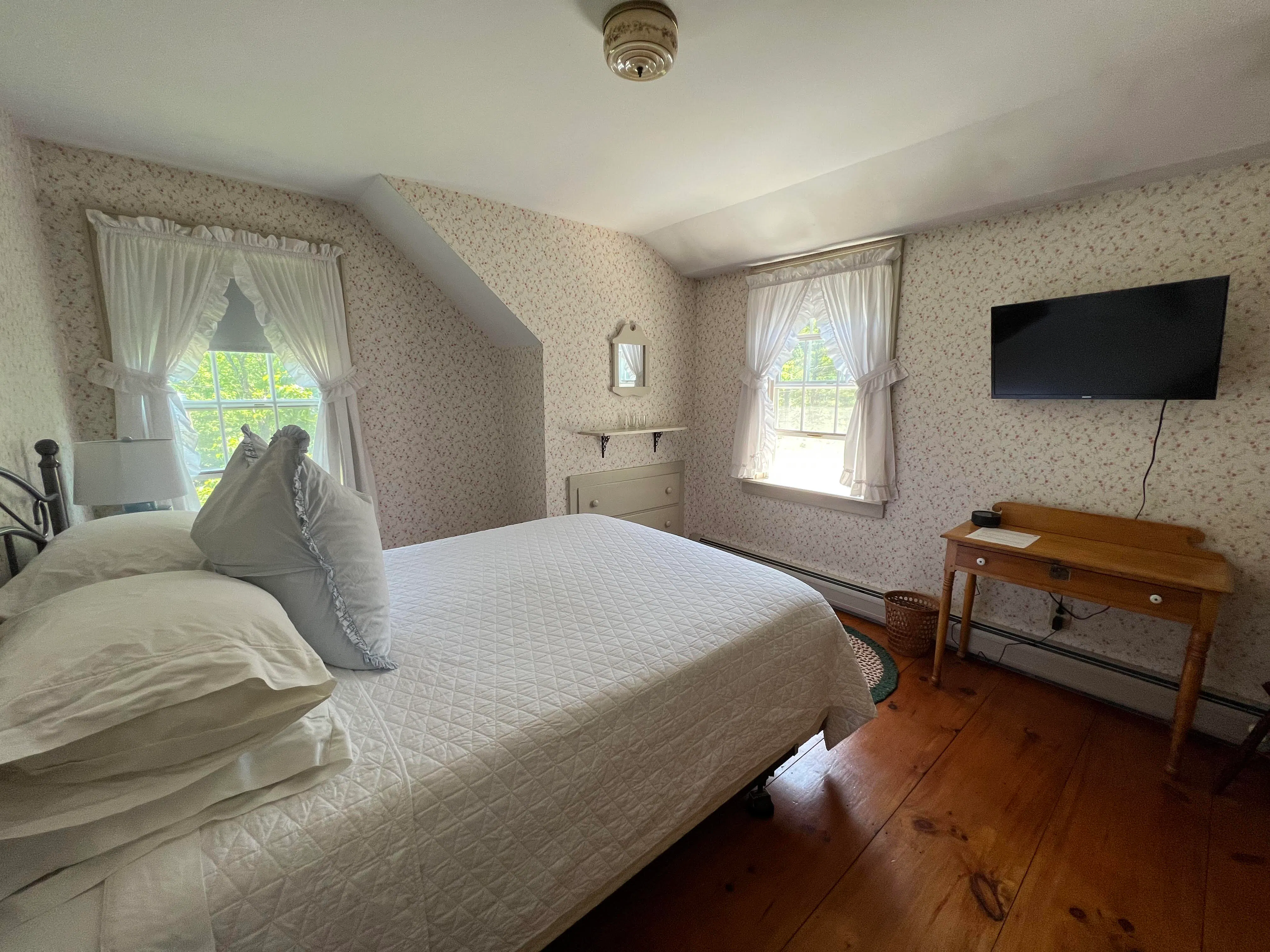 Room #7 - Queen Bed | The Griff Inn