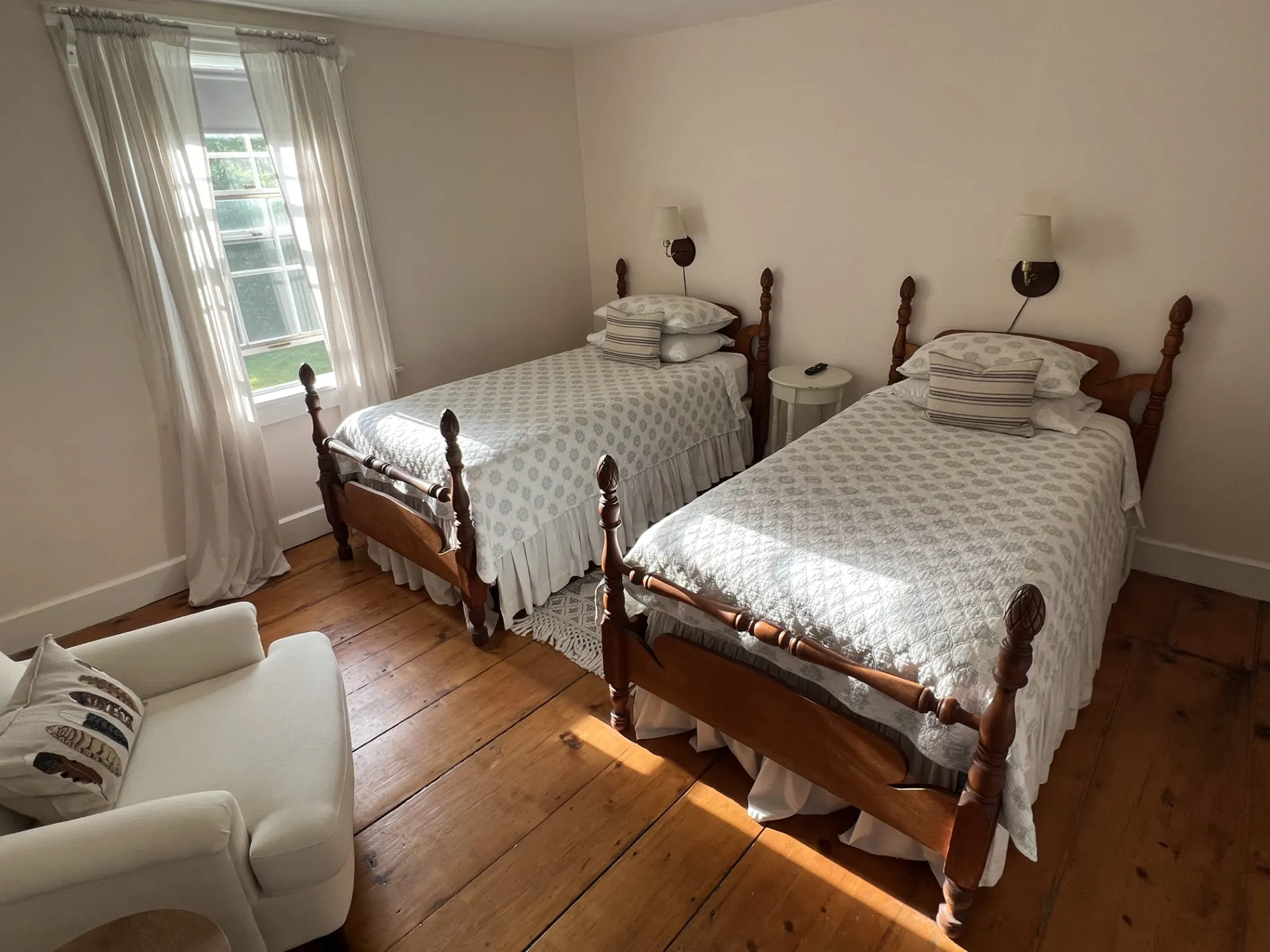 Room #2 - Two Twin Beds with Mountain Views | The Griff Inn