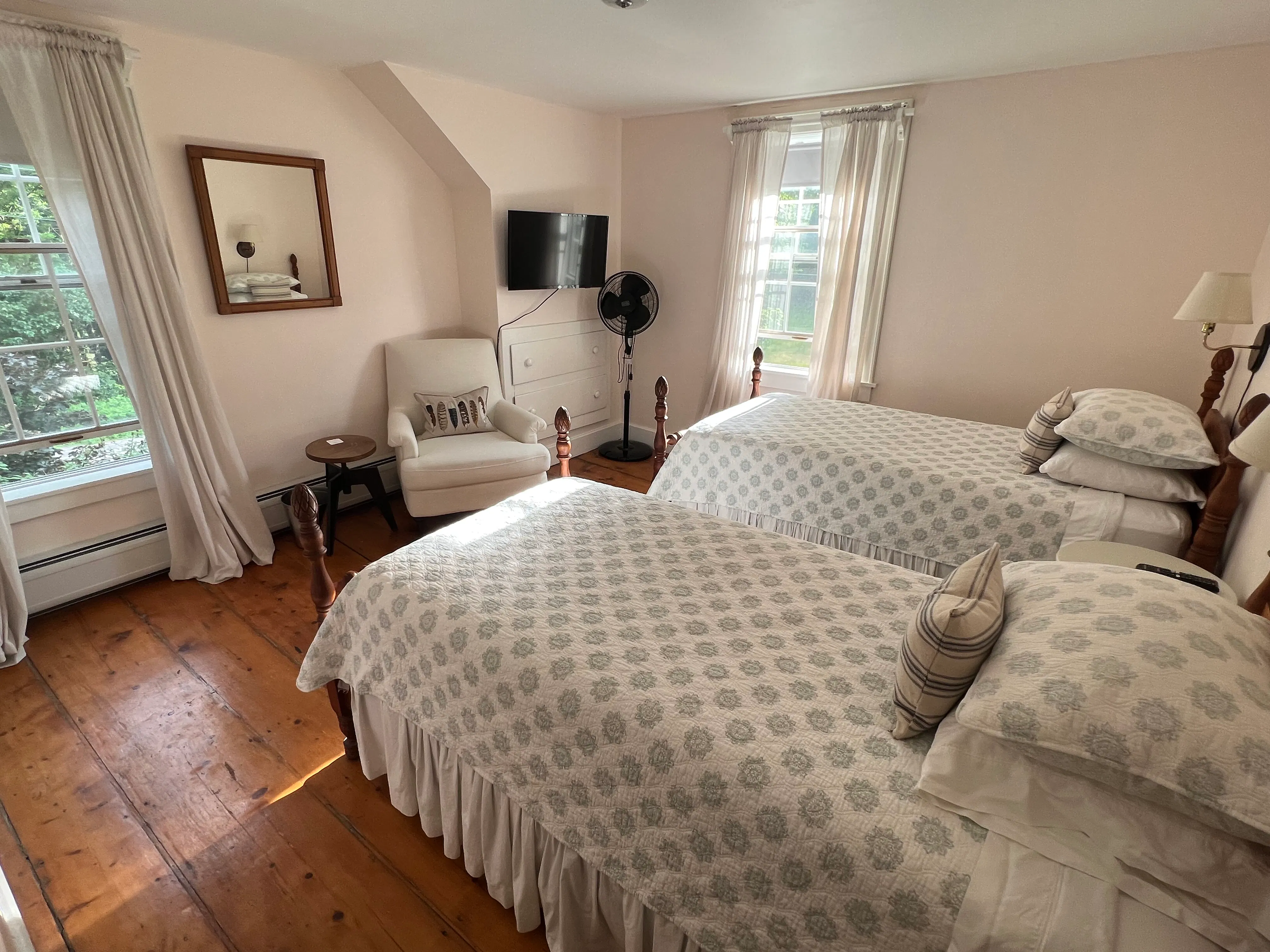 Room #2 - Two Twin Beds with Mountain Views | The Griff Inn