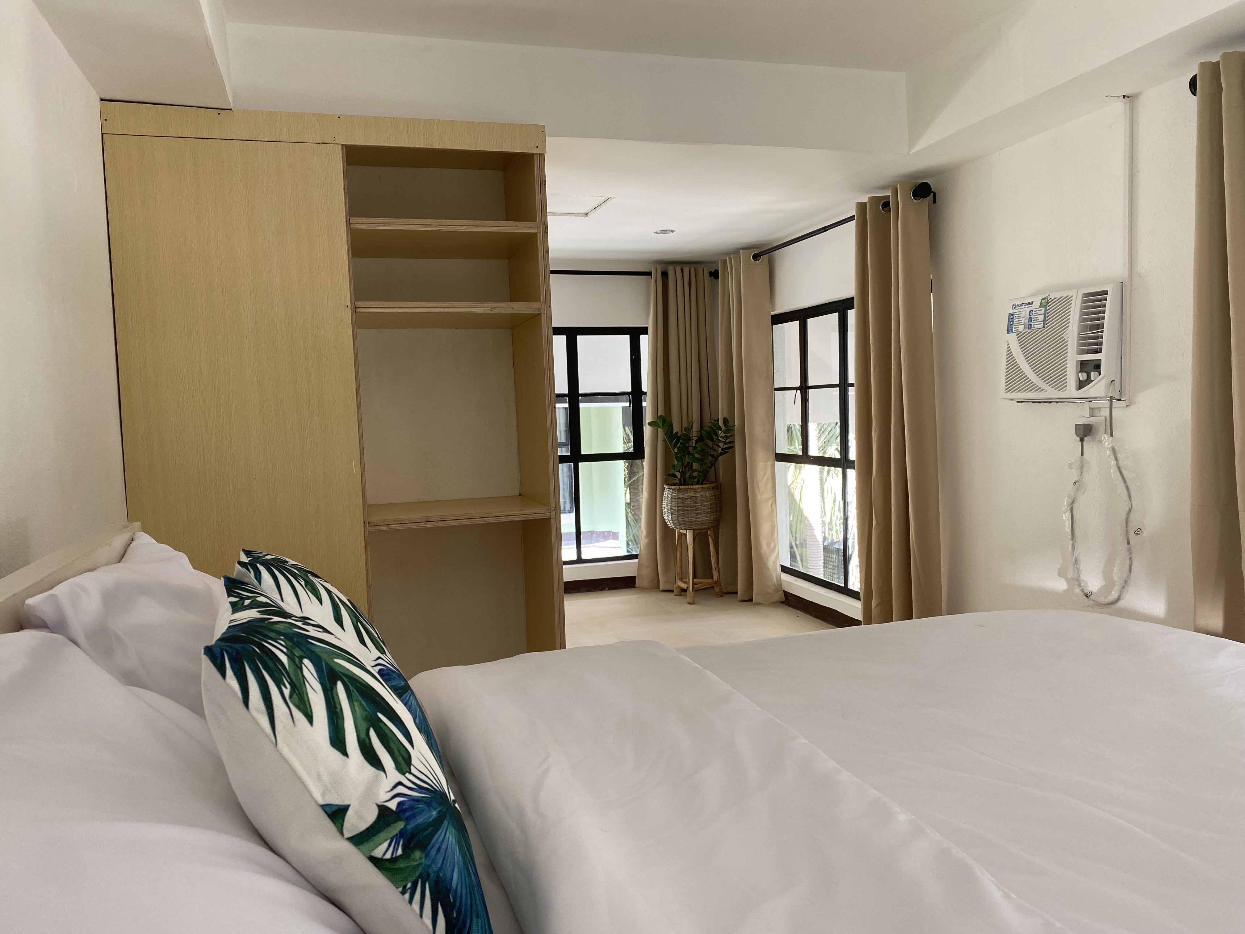 2nd bedroom with queen size bed.