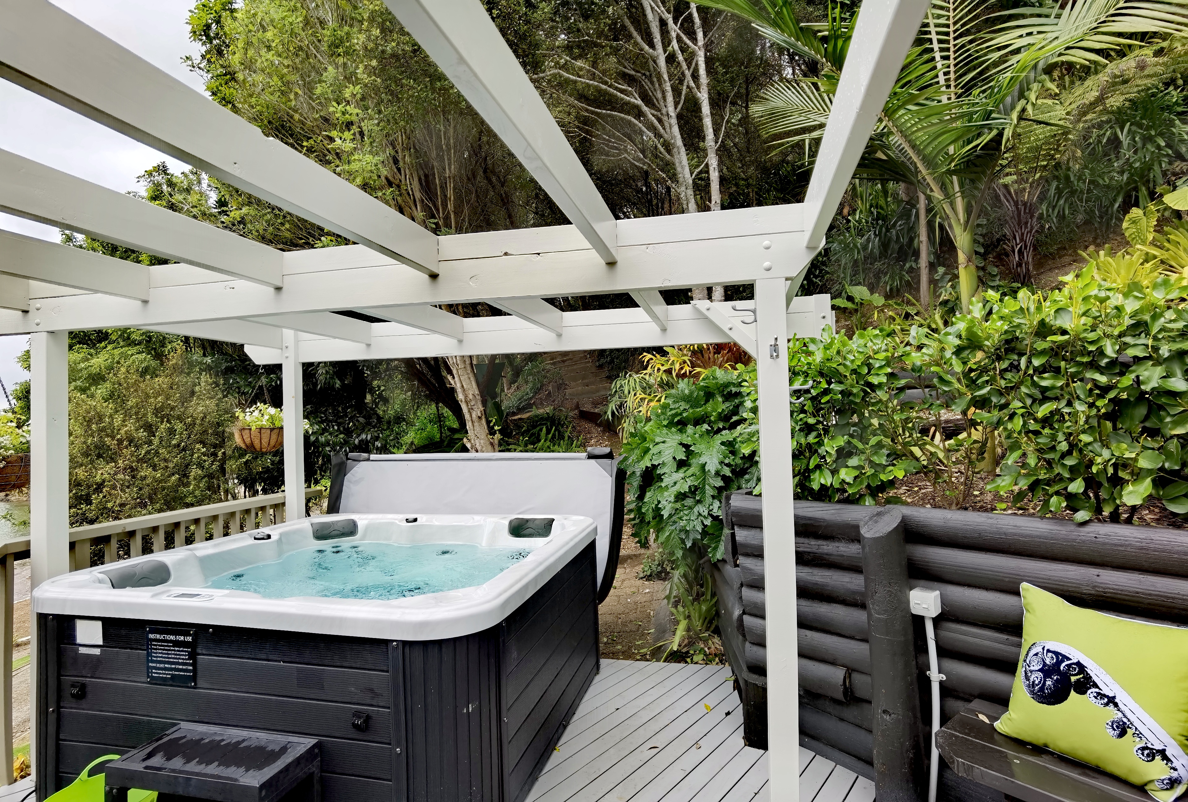 Water's Edge Holiday Home Beach Bach