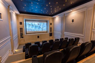 La sala de cine "Jorge Negrete" es un lugar acogedor y elegante para disfrutar de proyecciones cinematográficas.