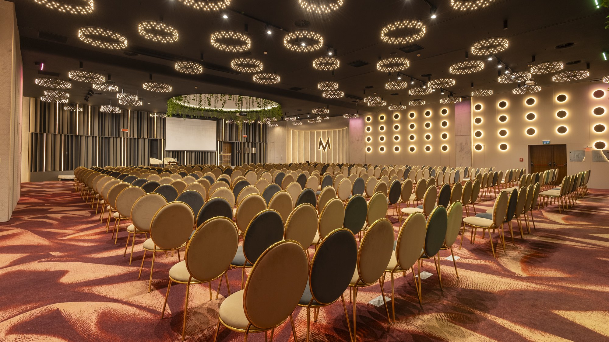 Magnum conference hall set theatre-style for 500 guests