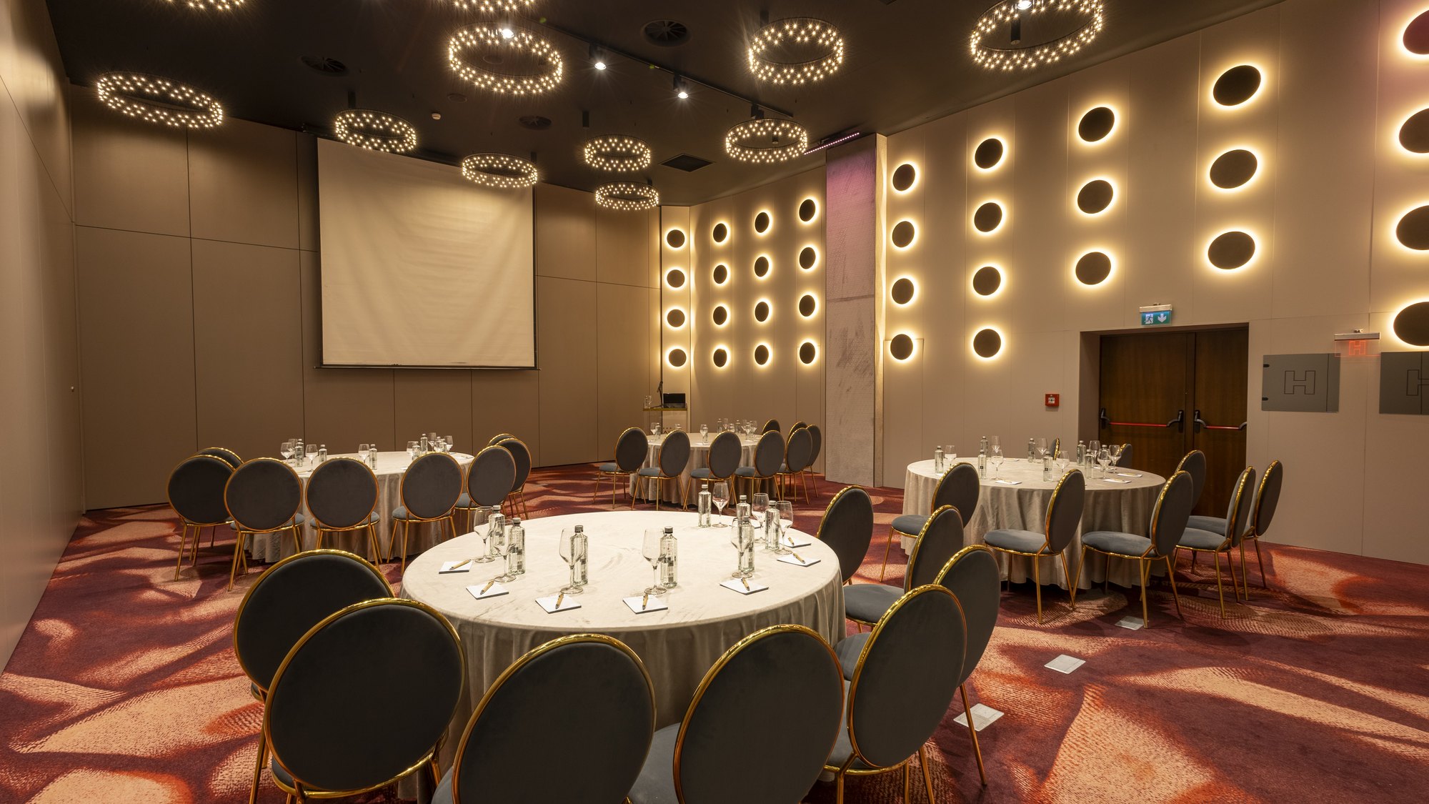 Colocvium meeting room in cabaret layout