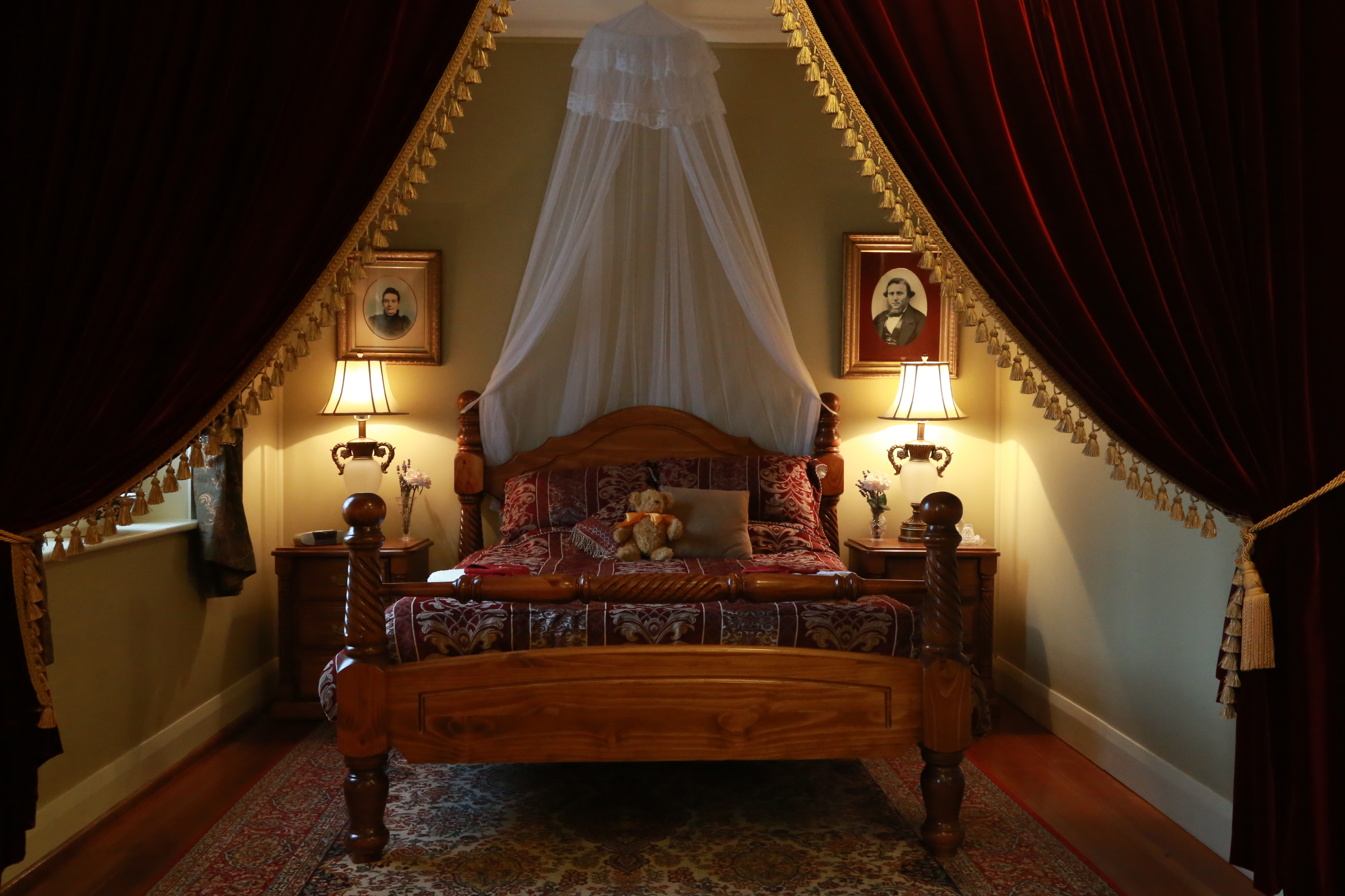 Historic Blakes Manor Heritage Accommodation. Affordable luxury and comfort close to hundreds of Tasmanias attractions