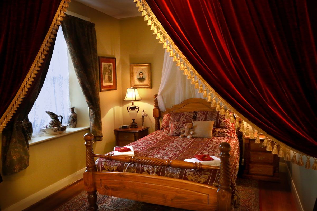 Historic Blakes Manor Heritage Accommodation. Affordable luxury and comfort close to hundreds of Tasmanias attractions