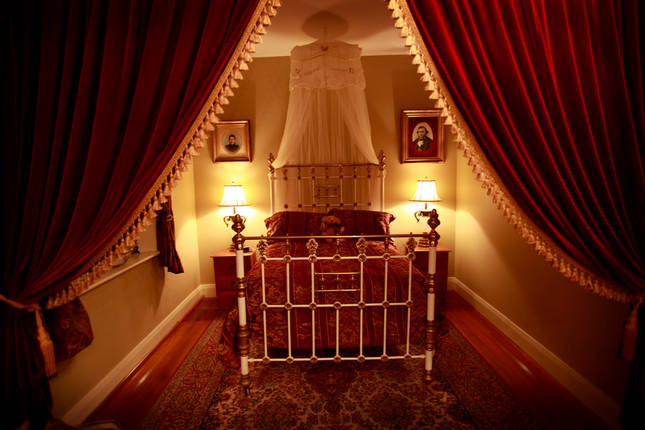 Historic Blakes Manor Heritage Accommodation. Affordable luxury and comfort close to hundreds of Tasmanias attractions