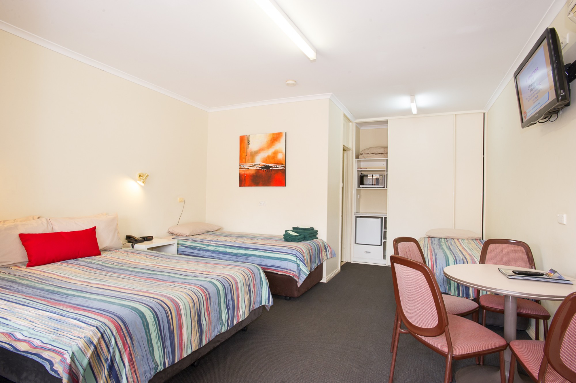 Standpipe Golf Motor Inn: Twin Beds – Simple Comfort, 1 Double & 2 Singles