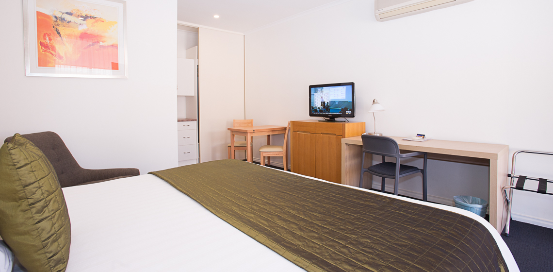 Standpipe Golf Motor Inn Room with Modern Amenities