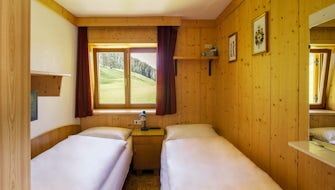 Chambre double avec deux lits simples