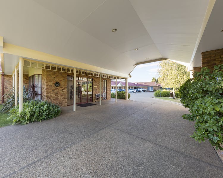 Ambassador Motor Inn Alberta Canada Gallery | Best Western Ambassador Motor Inn & Apartments