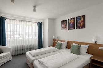 alt="Doppelzimmer: Ein großen Doppelbett oder auf Wusch 2 Einzelbetten"