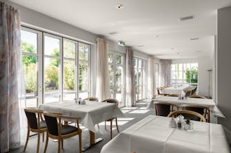 alt="Unser Frühstücksraum mit Blick auf unsere Terasse"