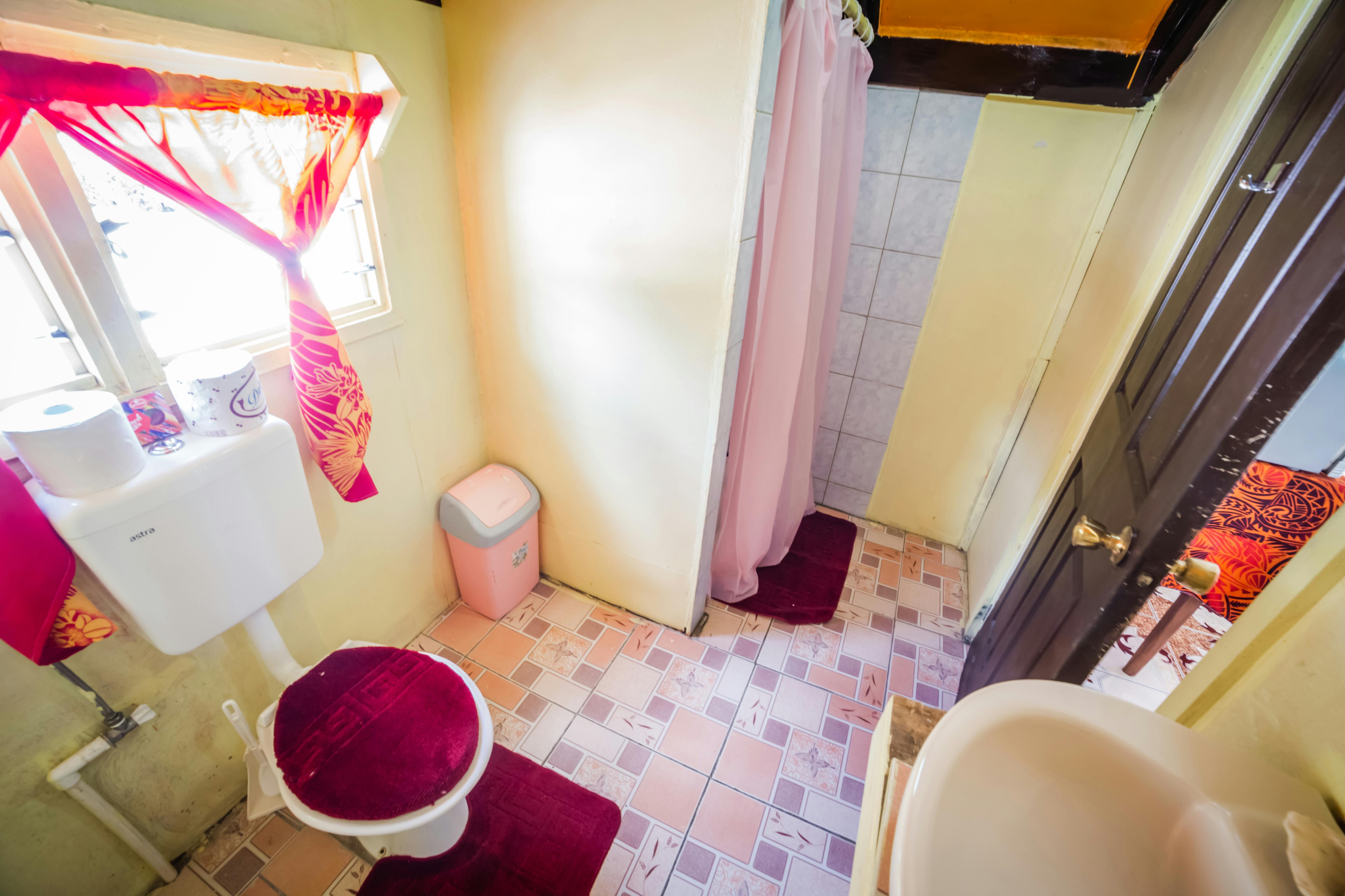 Bathroom & toilet in Beach Enclosed En-suite fale
