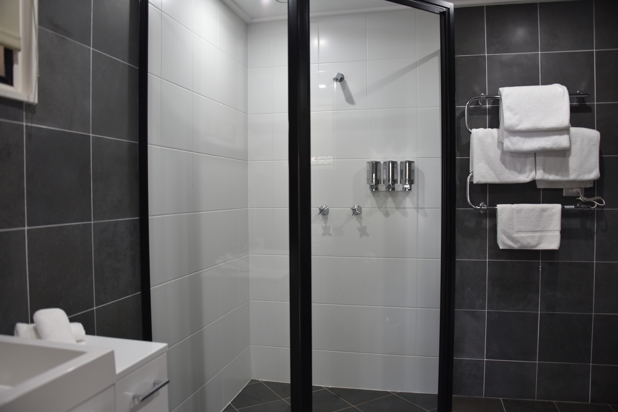 Deluxe King bathroom