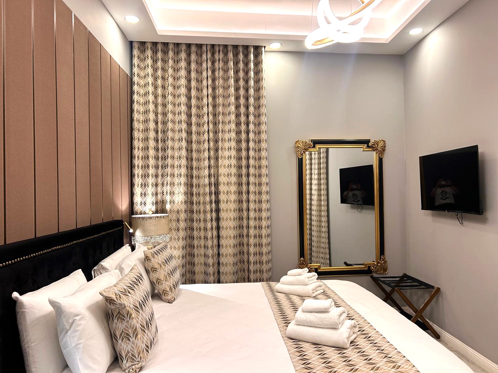 Room 1 King Room with windows