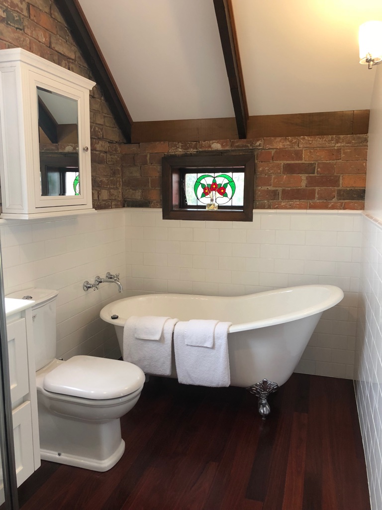 Stables Apartment claw foot batch, Bon Accord B&B in Sale, Gippsland.