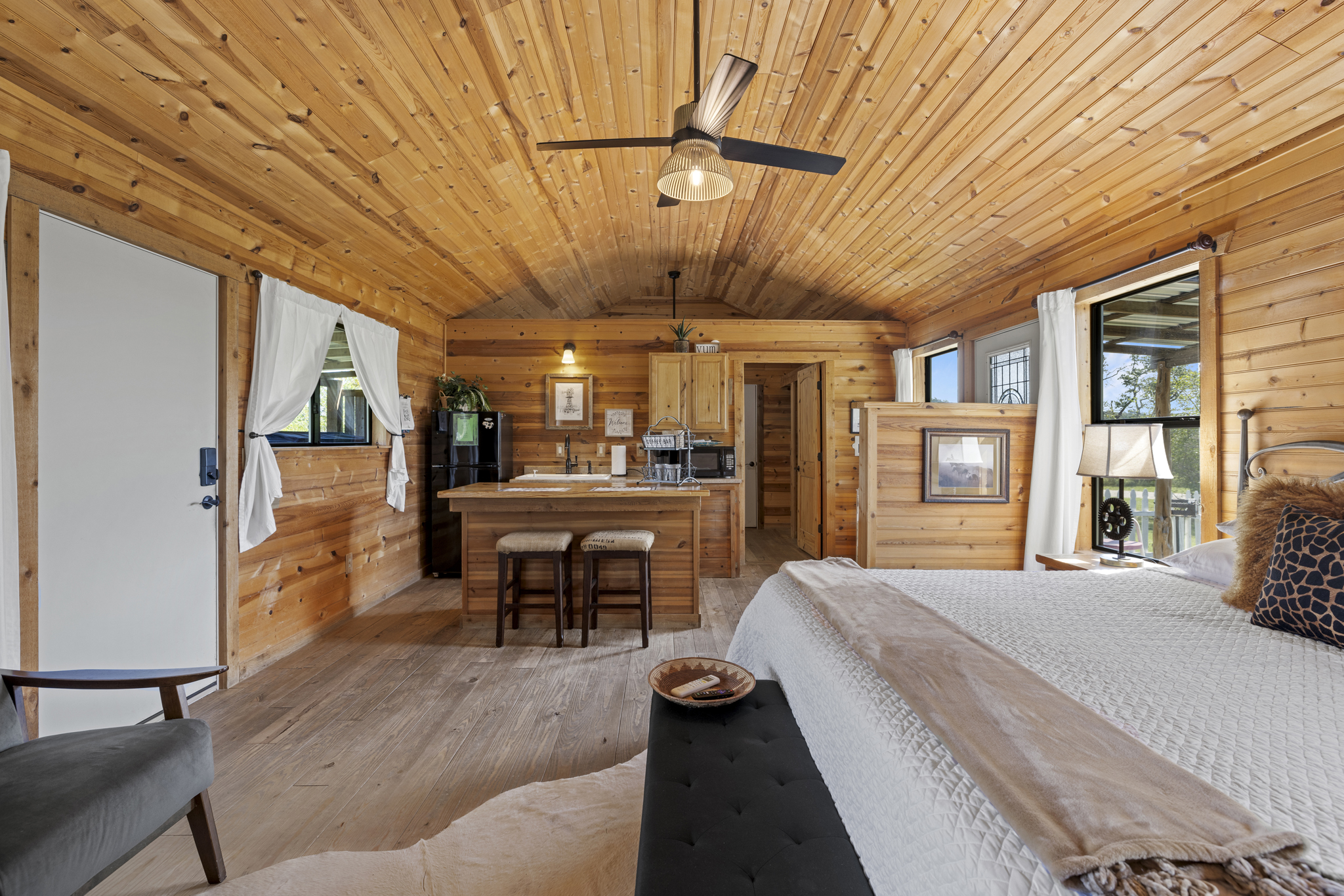 部屋 Victory House | City on a Hill at Spring Creek