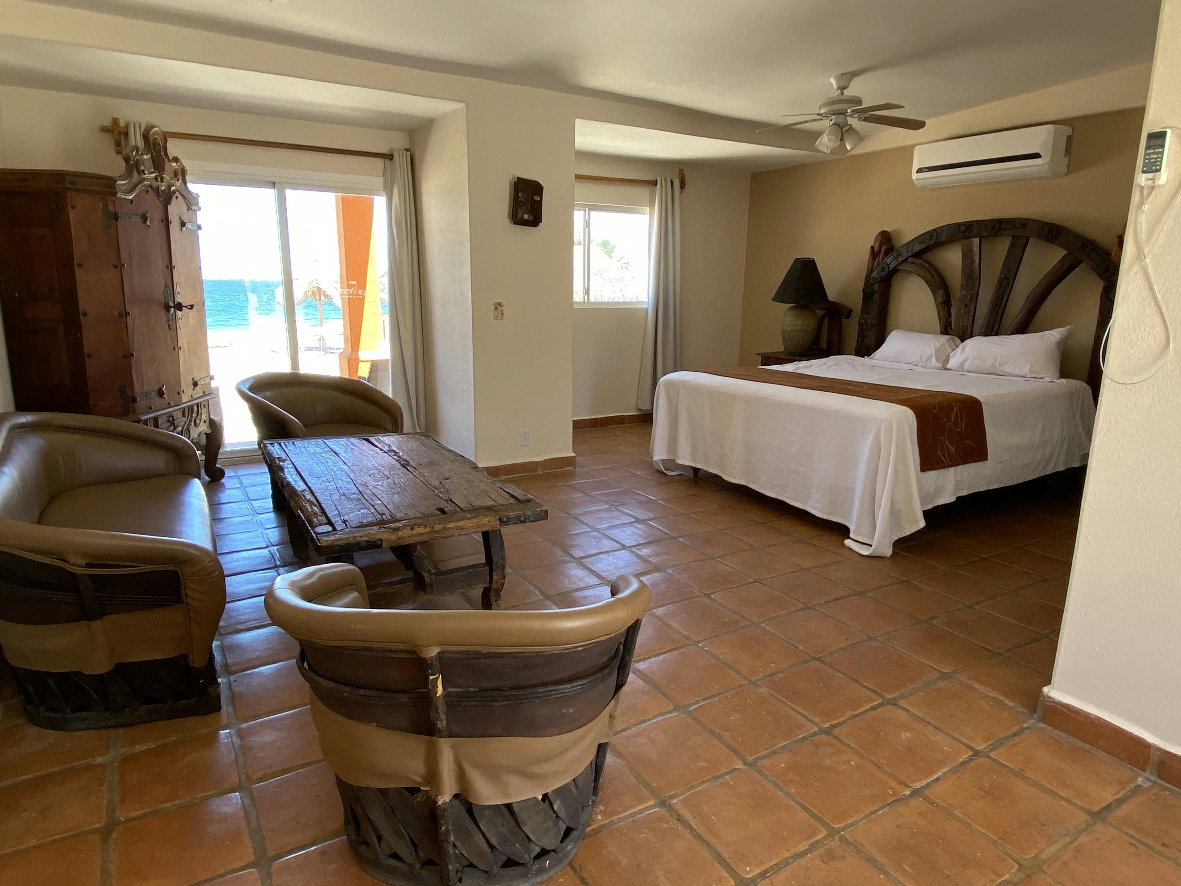 Single Ocean Front with king size bed Room 4